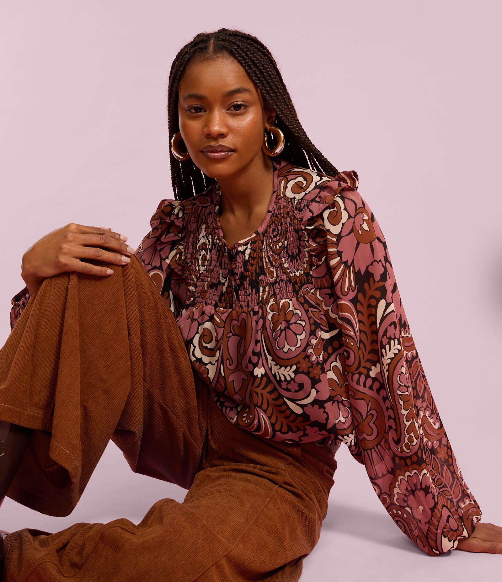 Blusa Bata em Curta em Chiffon com Pala em Lastex e Estampa Paisley Marrom 4