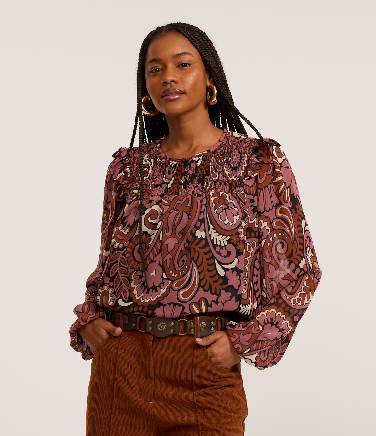 Blusa Bata em Curta em Chiffon com Pala em Lastex e Estampa Paisley Marrom 1