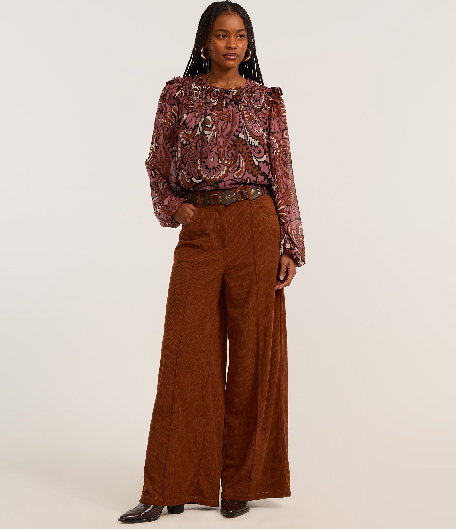 Blusa Bata em Curta em Chiffon com Pala em Lastex e Estampa Paisley Marrom 2