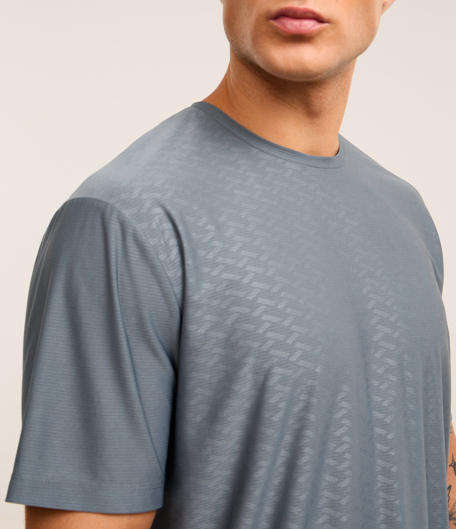 Camiseta Esportiva Tecnologia Dry com Estampa Heat Print Geométrica Cinza Azulado 3