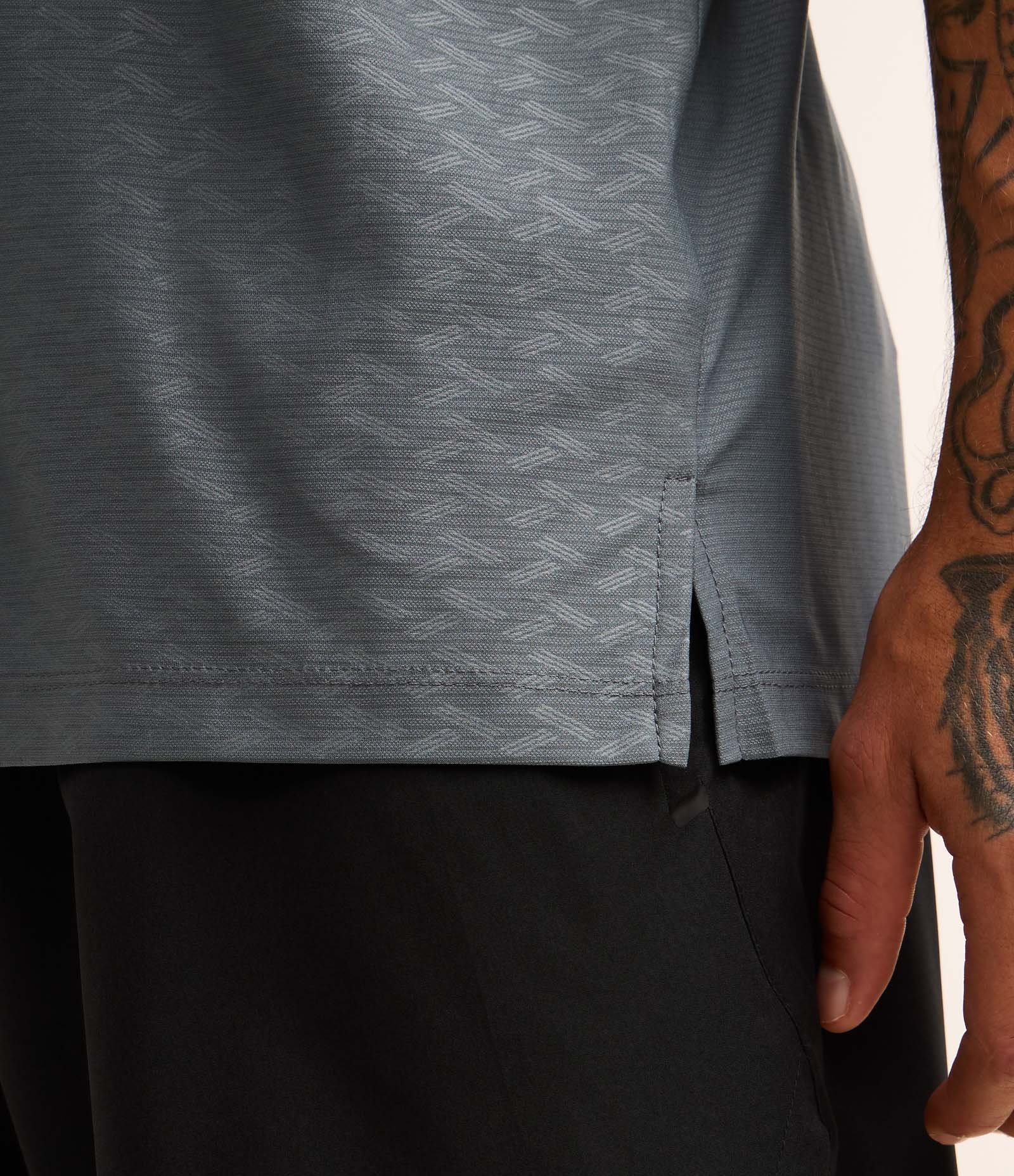 Camiseta Esportiva Tecnologia Dry com Estampa Heat Print Geométrica Cinza Azulado 4