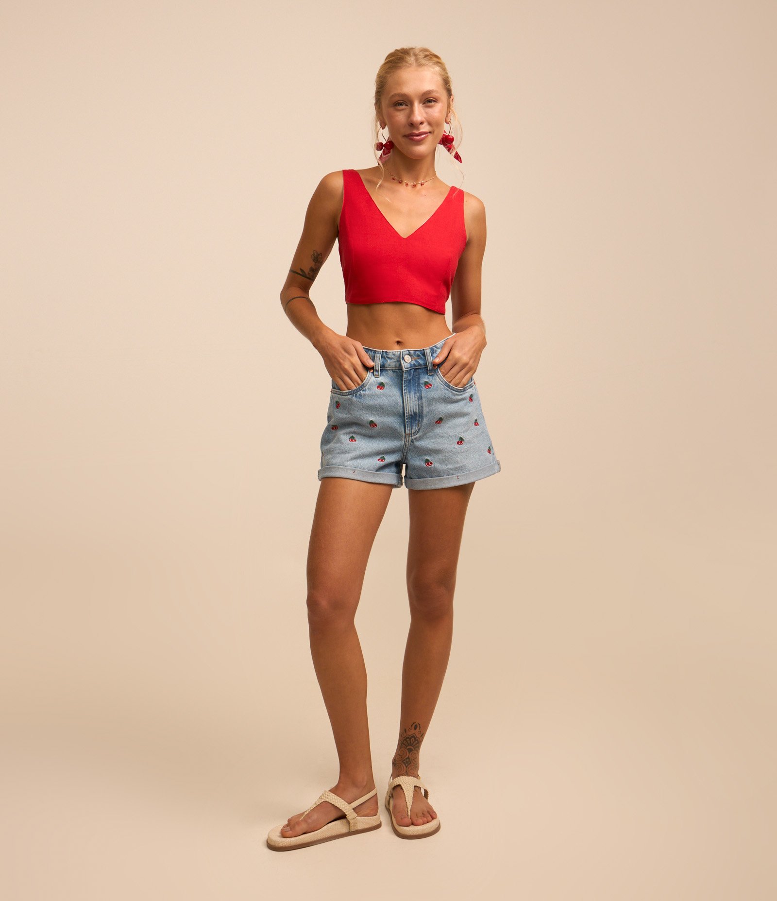 Short Jeans com Bordado de Cerejinhas Azul 1