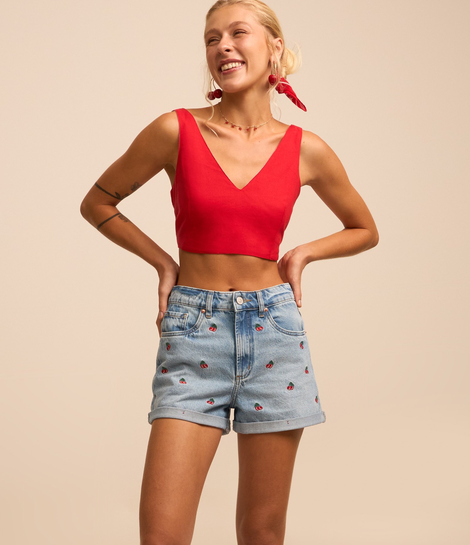 Short Jeans com Bordado de Cerejinhas Azul 2