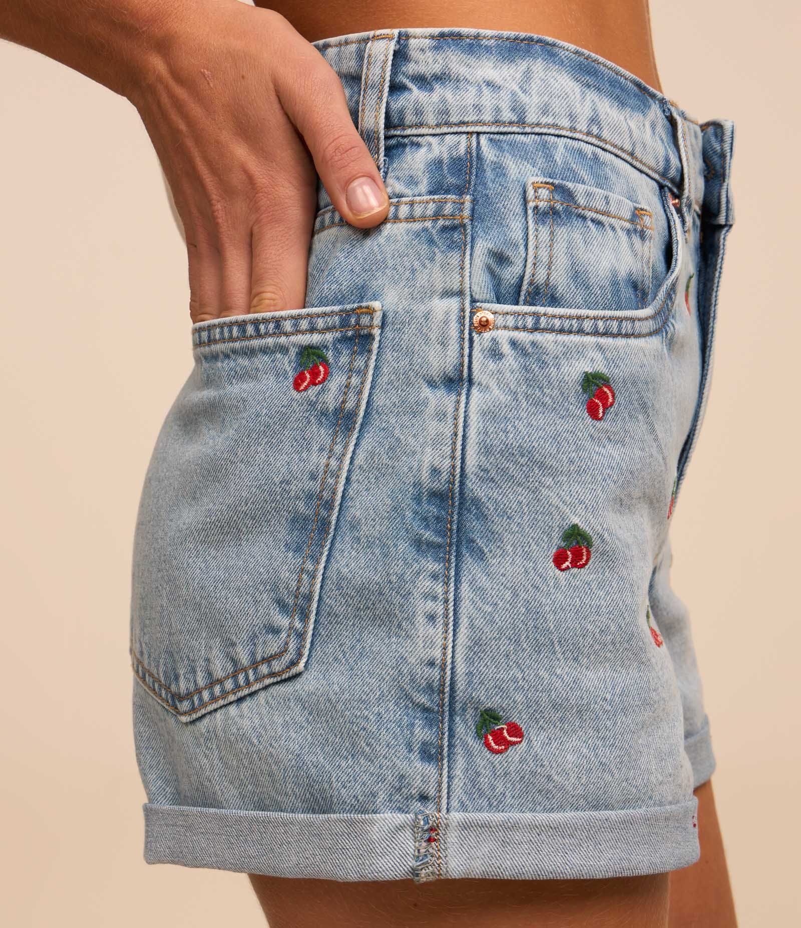 Short Jeans com Bordado de Cerejinhas Azul 4