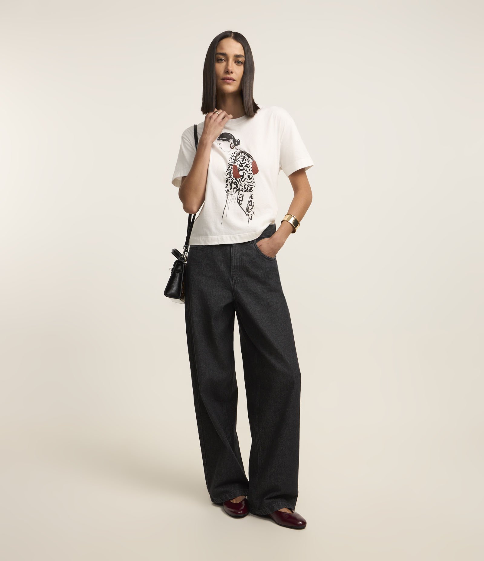 Camiseta Manga Curta Estampa Mulher de Perfil Branco 2