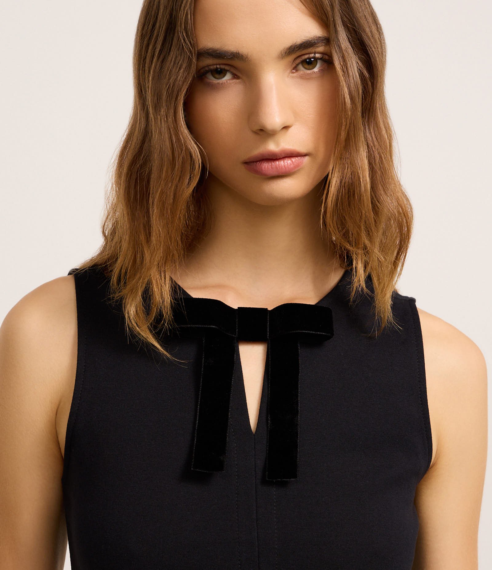 Blusa em Ribana com Laço e Recorte Frontal Preto 3