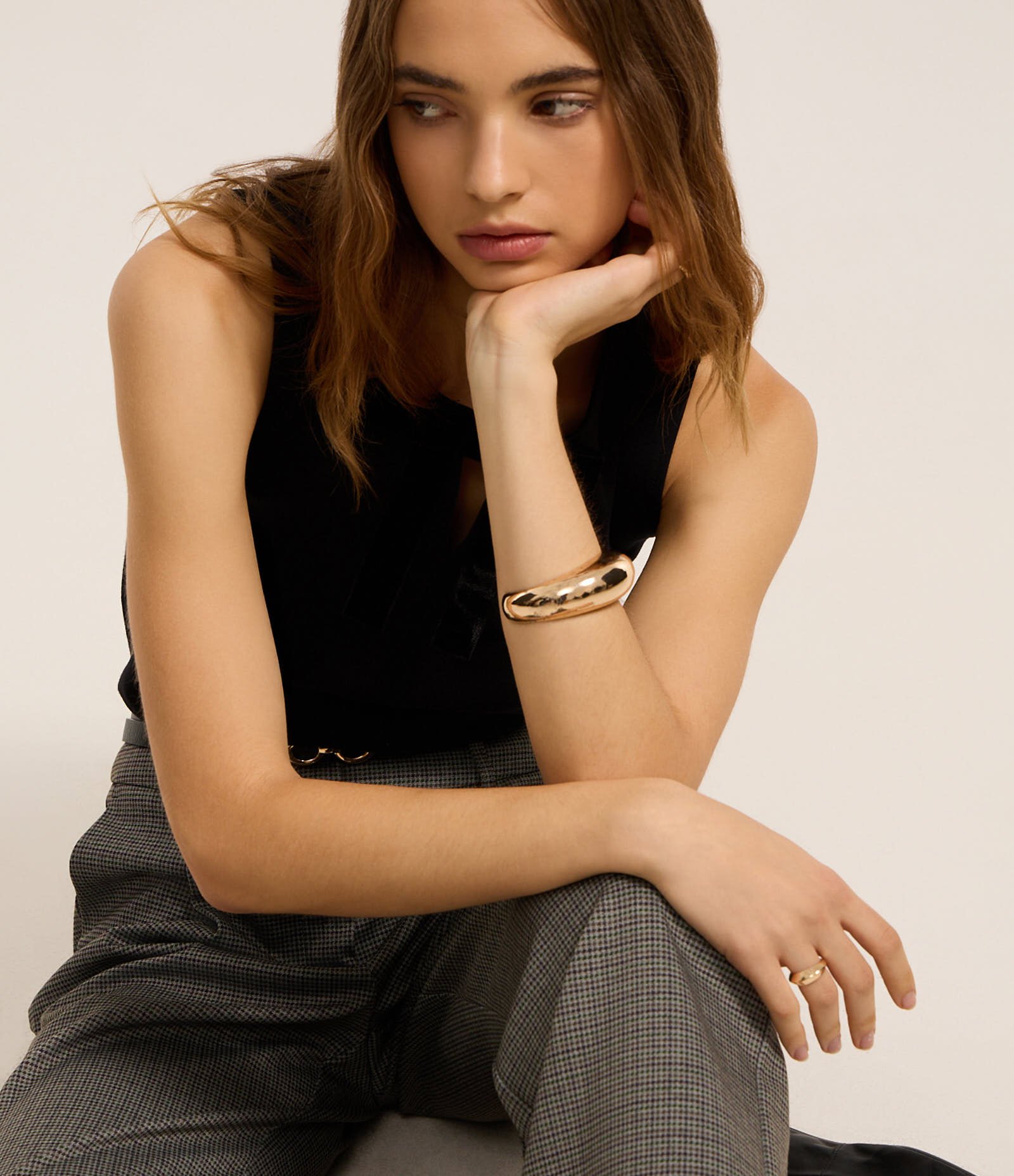 Blusa em Ribana com Laço e Recorte Frontal Preto 6