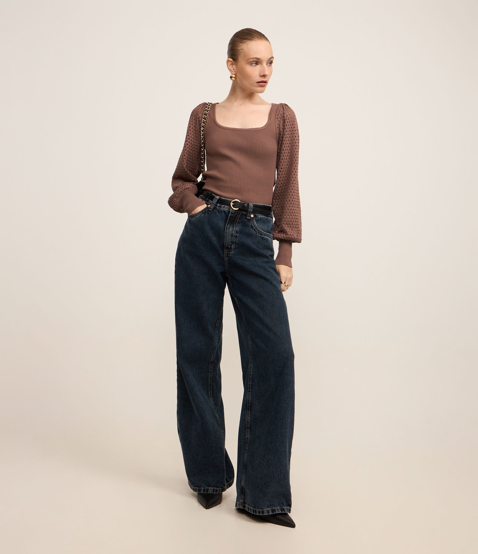 Suéter Canelado em Tricô com Furos na Manga Bufante Marrom 2