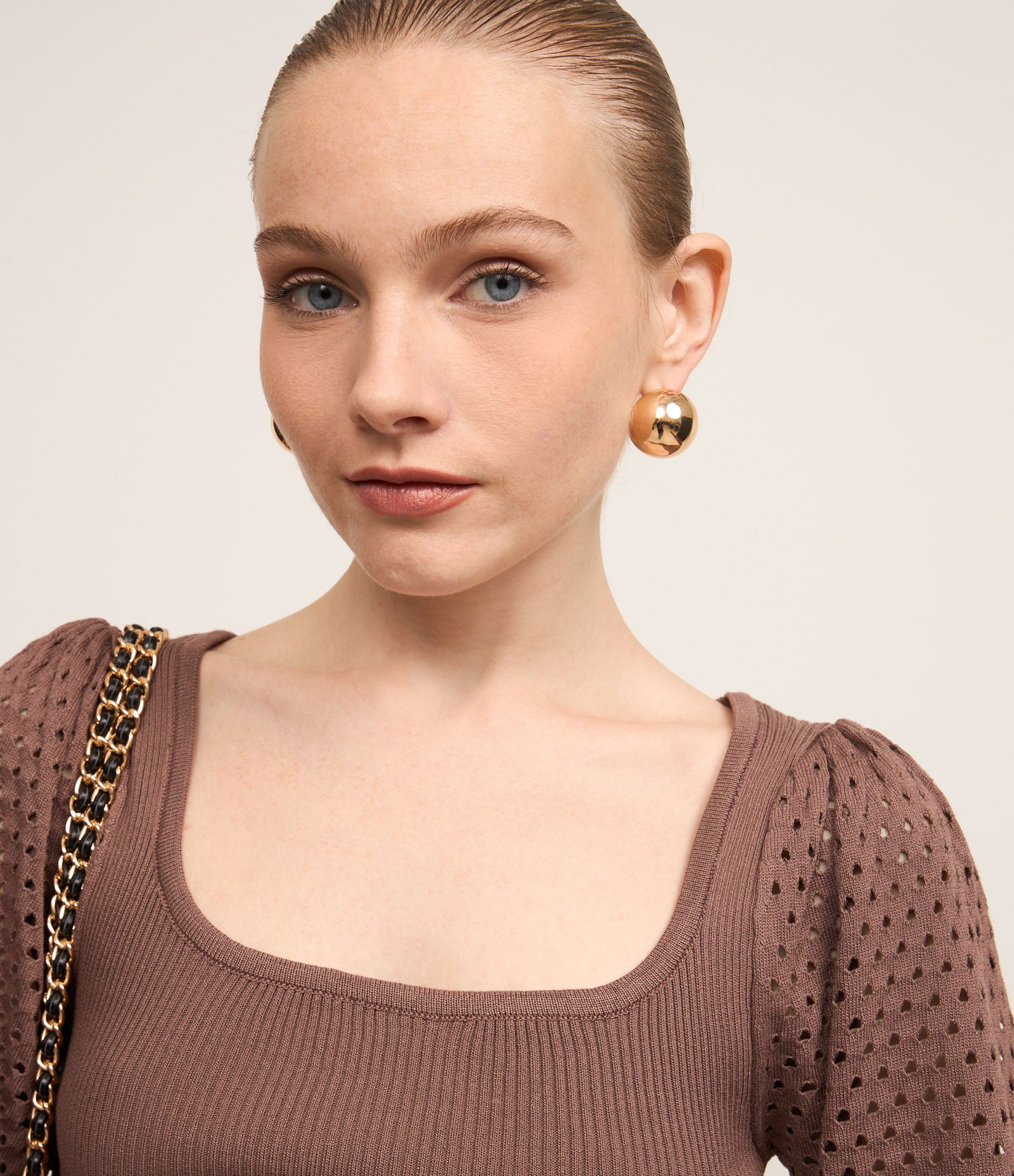 Suéter Canelado em Tricô com Furos na Manga Bufante Marrom 4