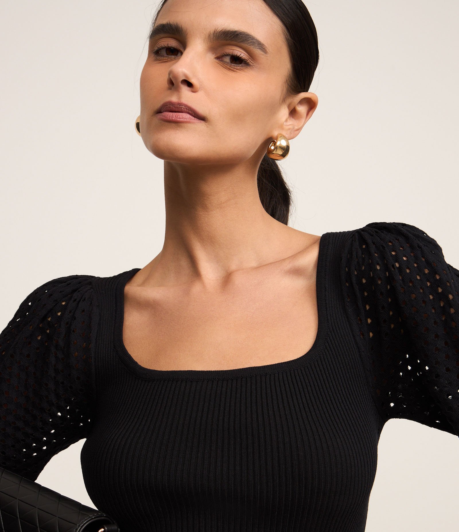 Suéter Canelado em Tricô com Furos na Manga Bufante Preto 4