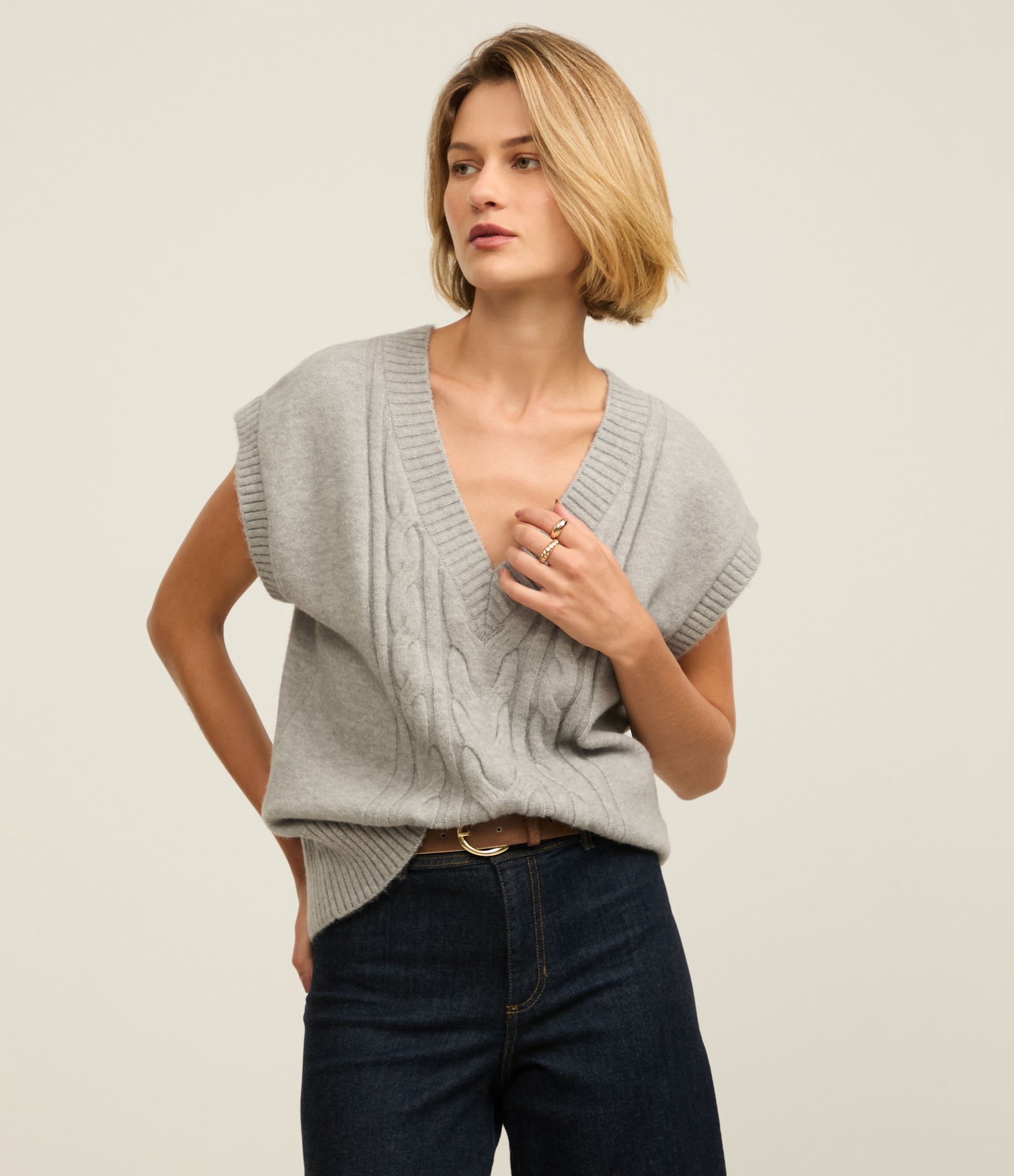 Colete em Tricô com Textura Diferenciada e Decote V Cinza 1