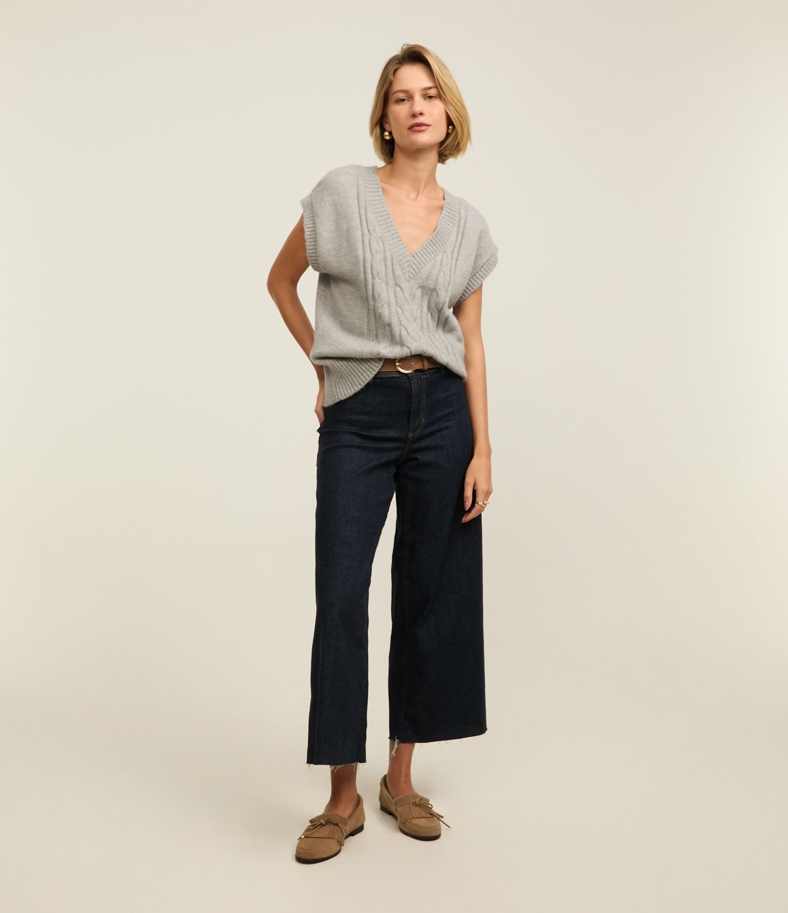 Colete em Tricô com Textura Diferenciada e Decote V Cinza 2