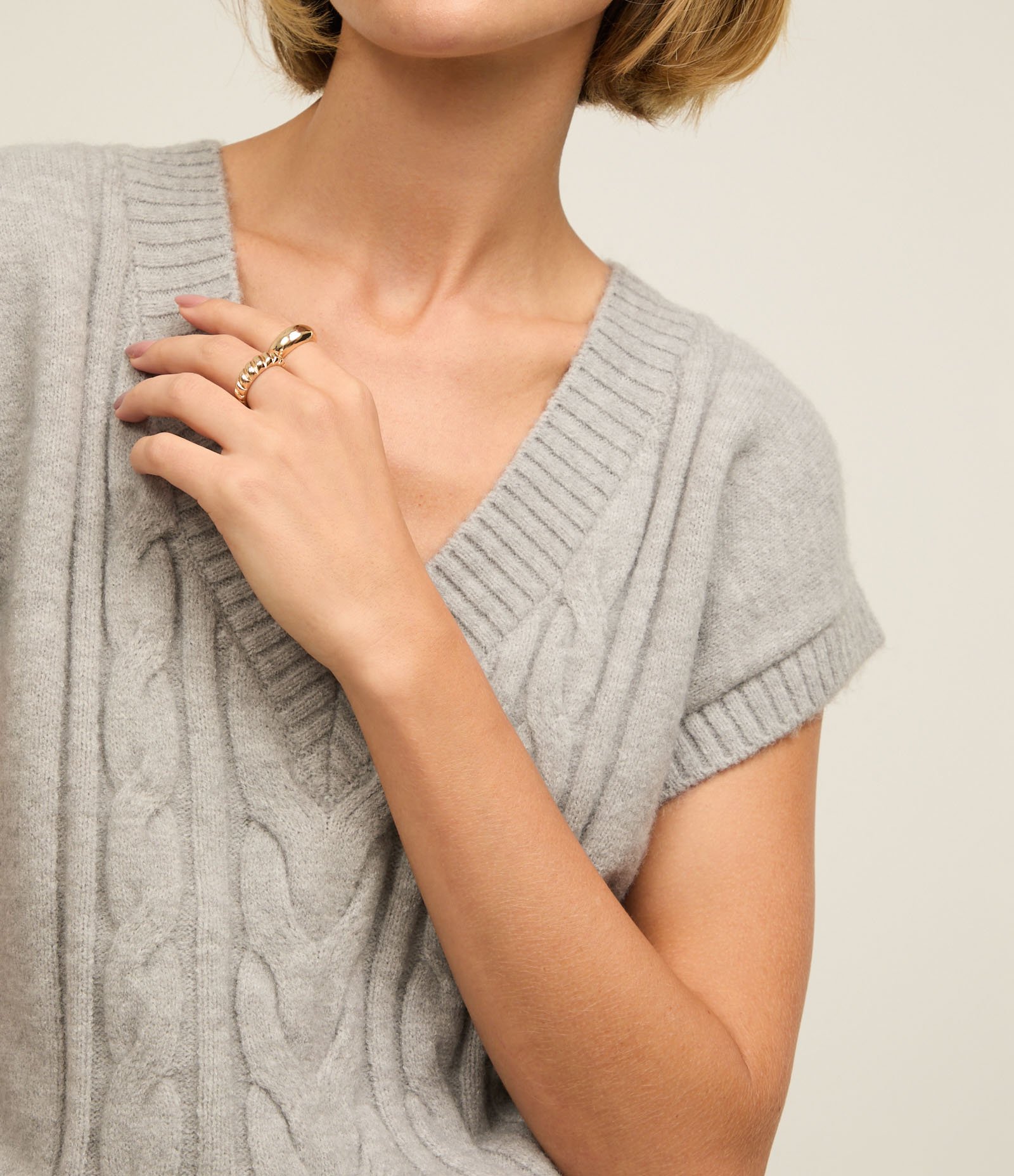 Colete em Tricô com Textura Diferenciada e Decote V Cinza 3