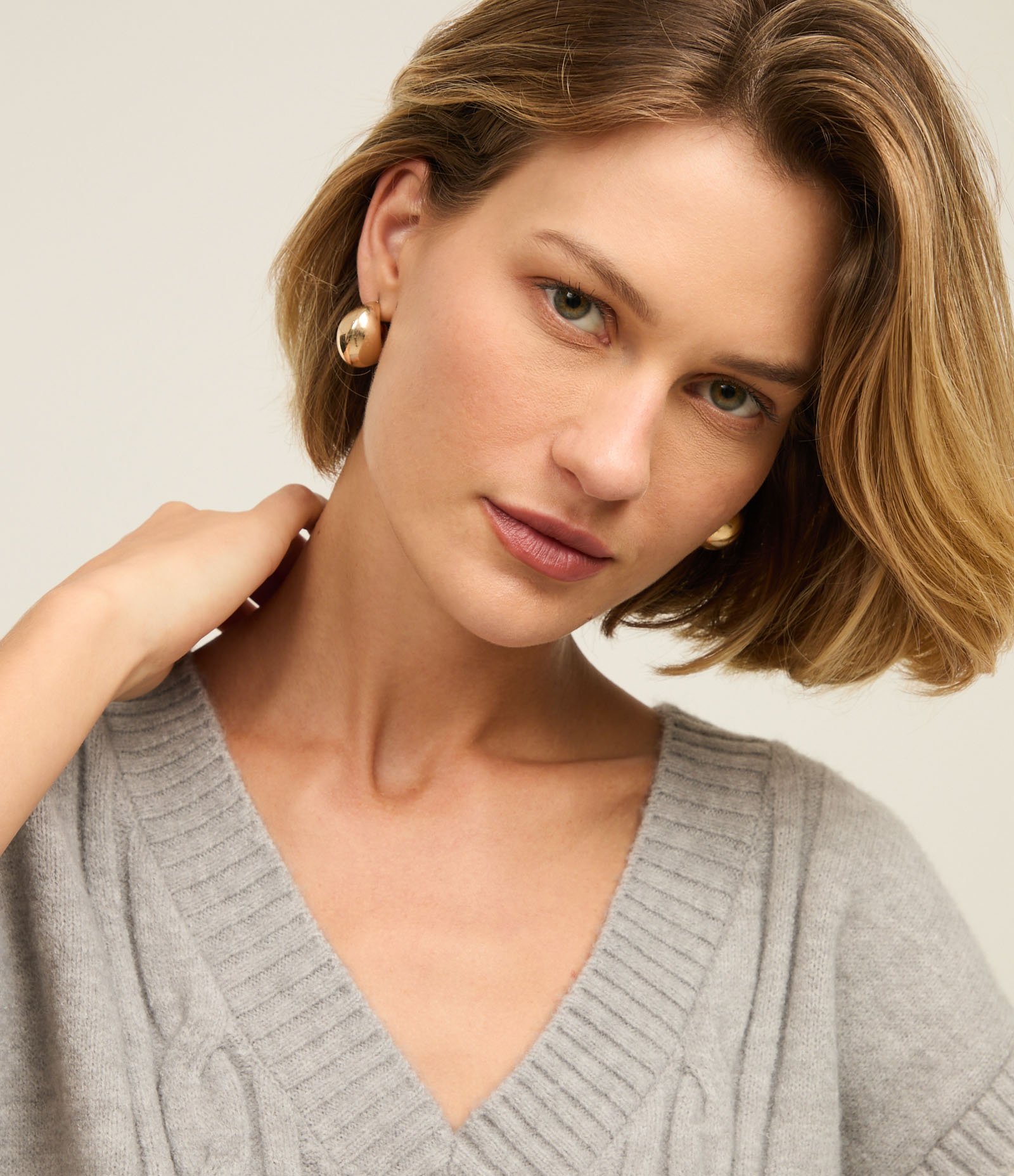 Colete em Tricô com Textura Diferenciada e Decote V Cinza 4