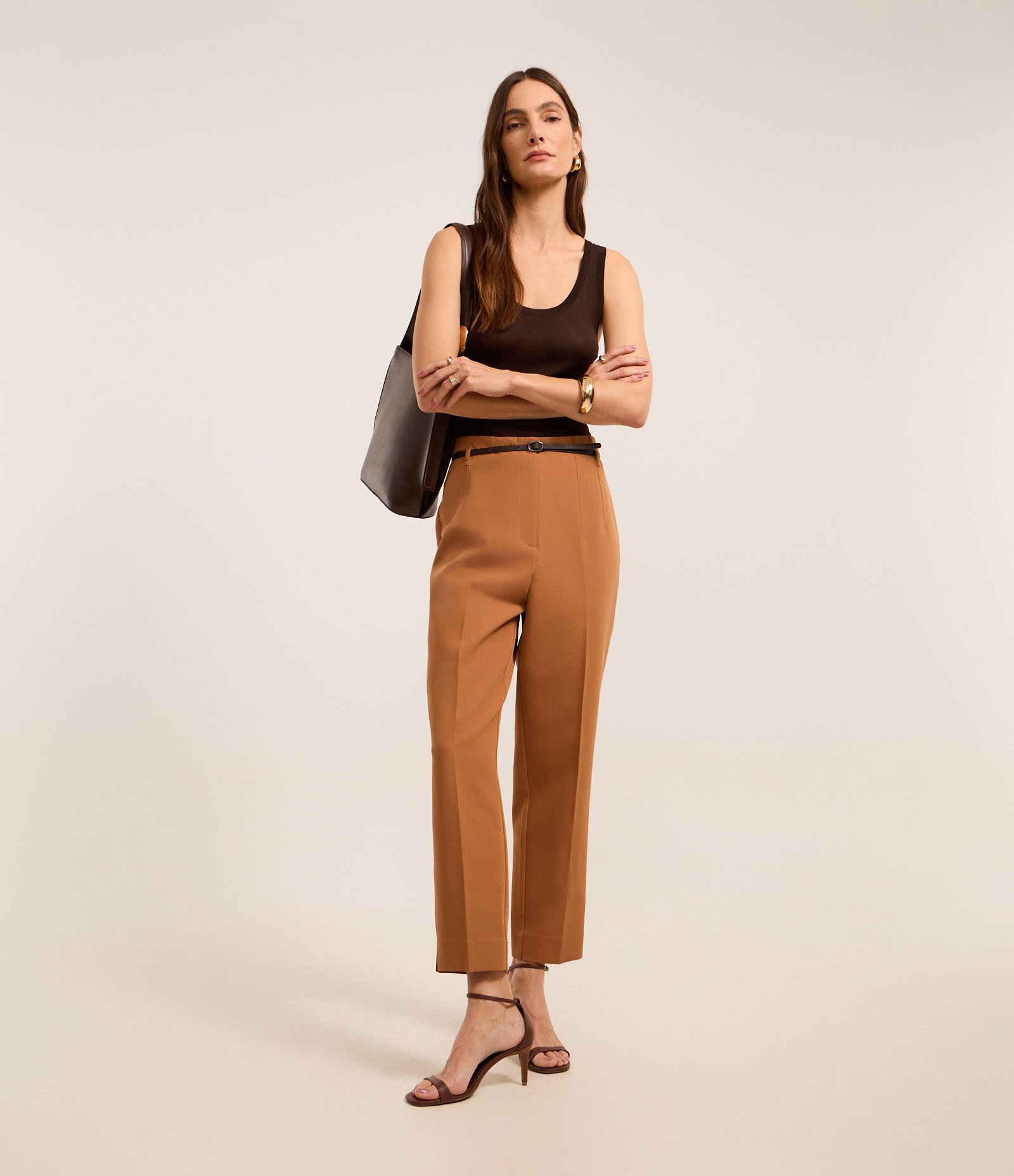 Calça Cenoura Alfaiatada com Cinto Fivela Telha 1