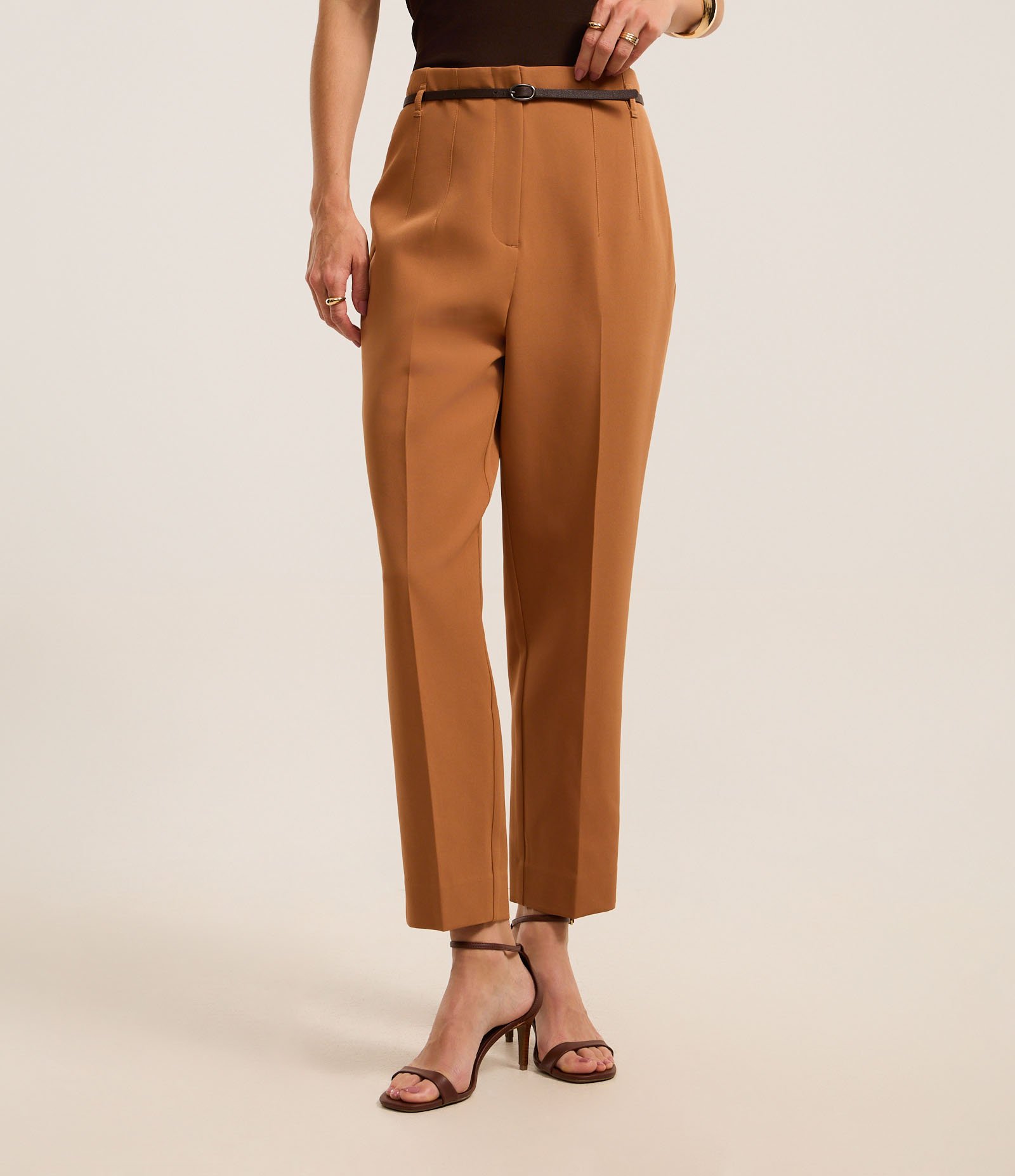 Calça Cenoura Alfaiatada com Cinto Fivela Telha 3