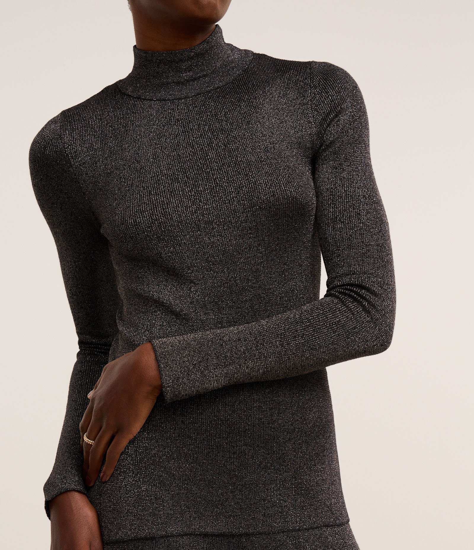 Suéter em Tricô com Fio Metalizado e Barra V Preto 5