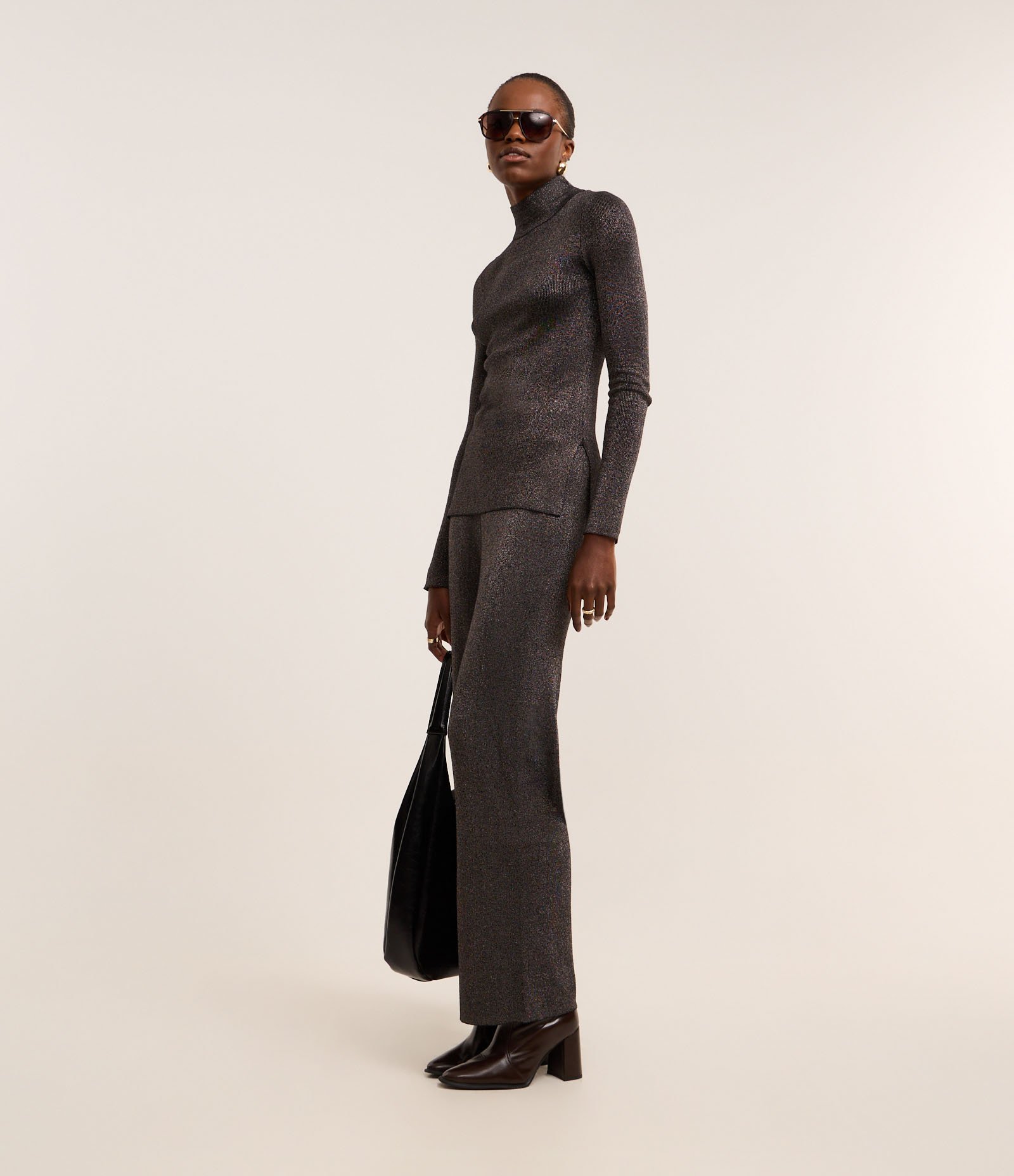 Suéter em Tricô com Fio Metalizado e Barra V Preto 6