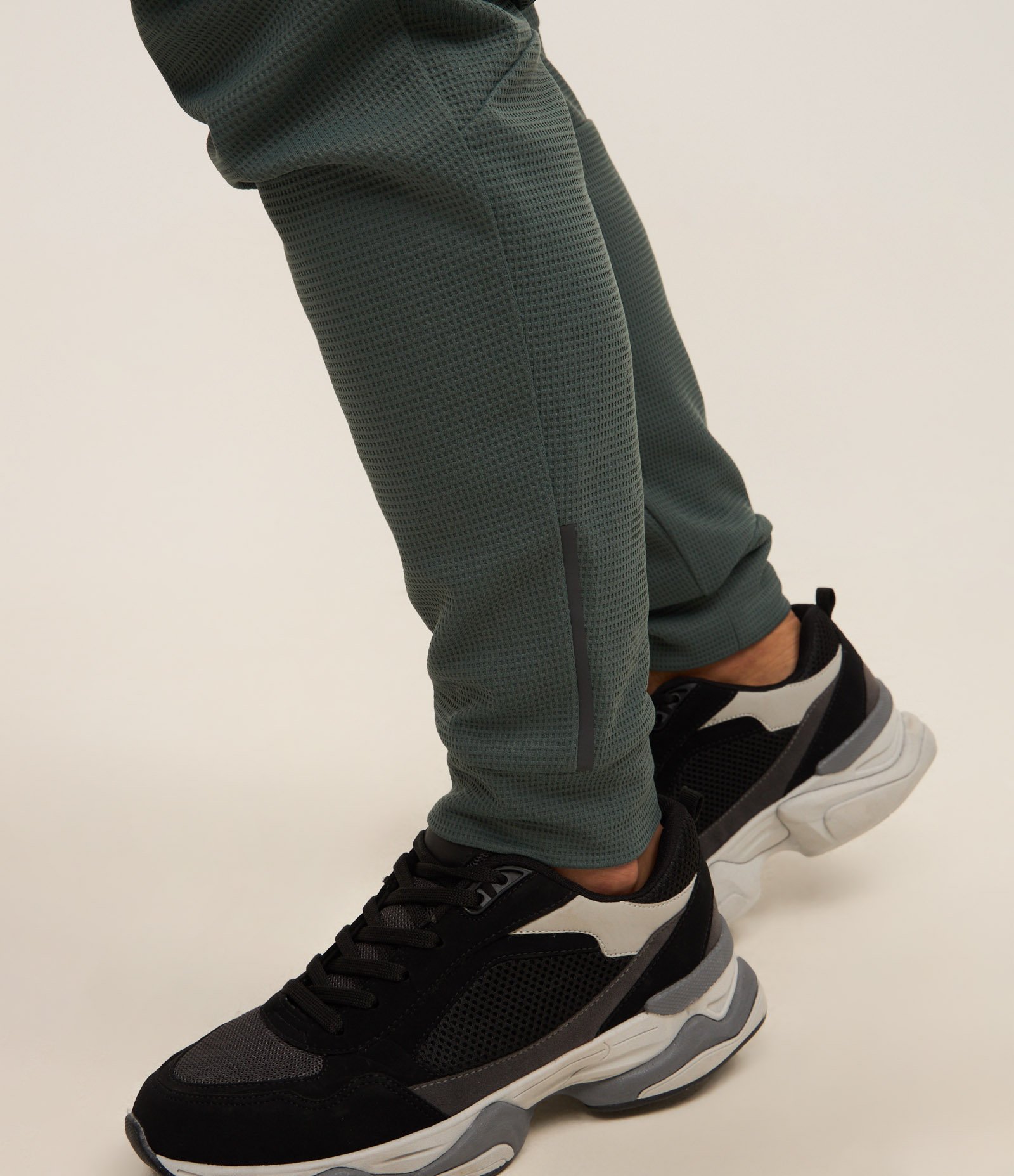 Calça Esportiva em Tecido Texturizado com Zíper nos Bolsos Verde 3