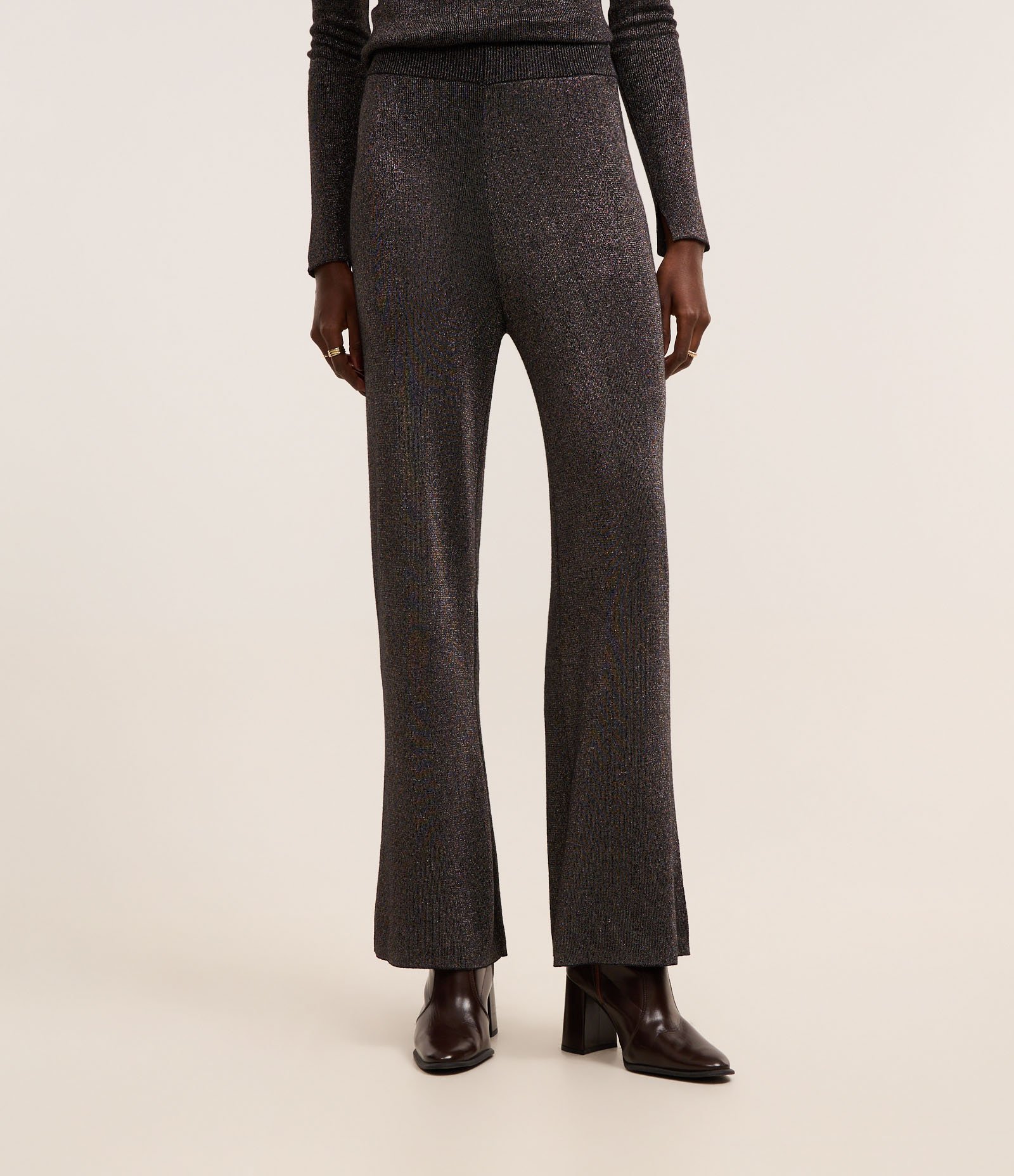 Calça Reta Cintura Alta em Tricô com Fio Metalizado Cinza 4