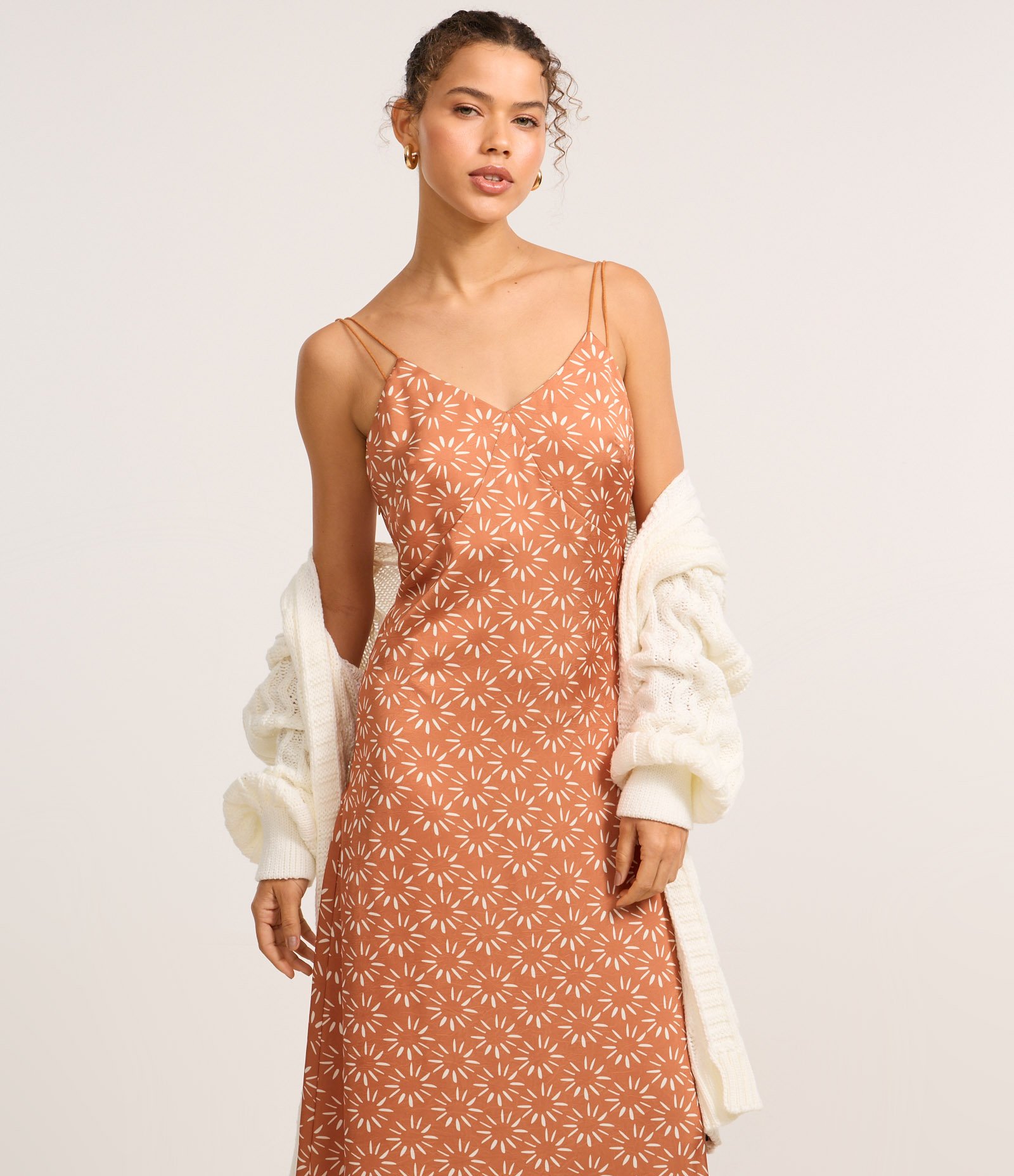 Vestido New Midi Boho Acetinado com Estampa Estalinhos Marrom 2