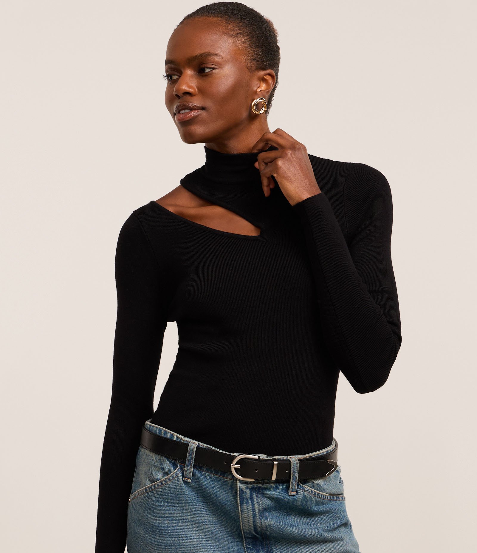 Blusa Ajustada em Tricô Leve com Gola Alta e Abertura no Ombro Preto 1