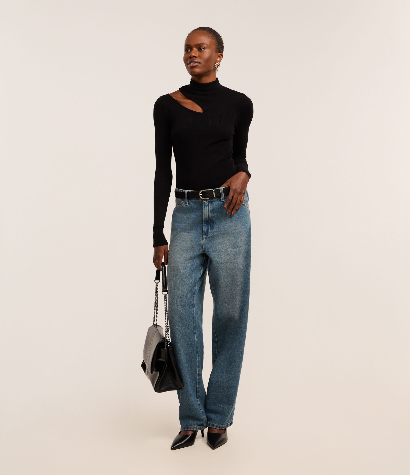 Blusa Ajustada em Tricô Leve com Gola Alta e Abertura no Ombro Preto 2