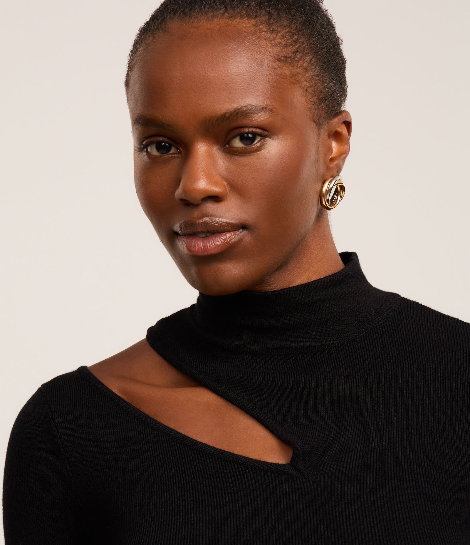 Blusa Ajustada em Tricô Leve com Gola Alta e Abertura no Ombro Preto 3