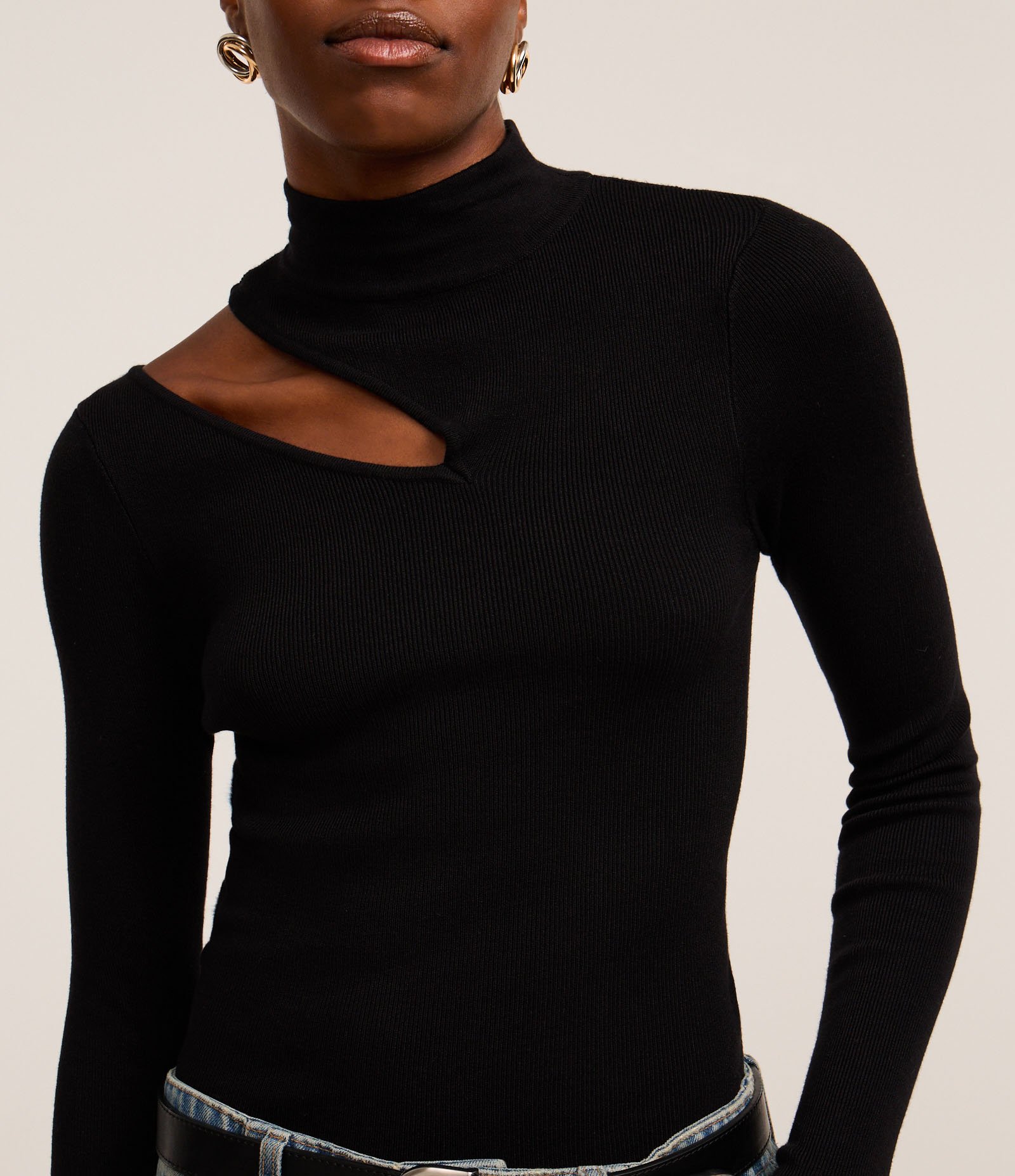 Blusa Ajustada em Tricô Leve com Gola Alta e Abertura no Ombro Preto 4