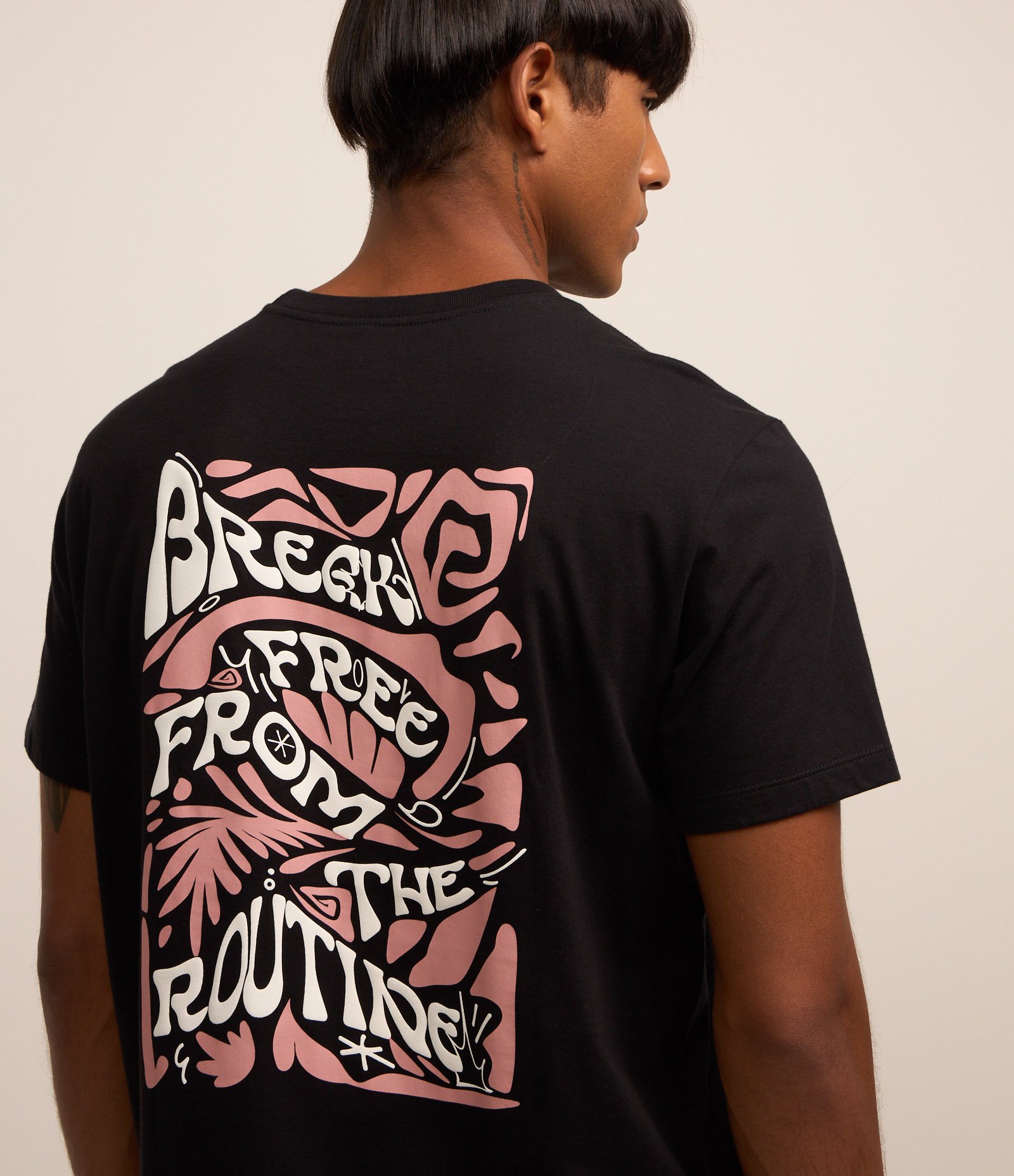 Camiseta Comfort em Algodão com Estampa Abstrata e Lettering Preto 4