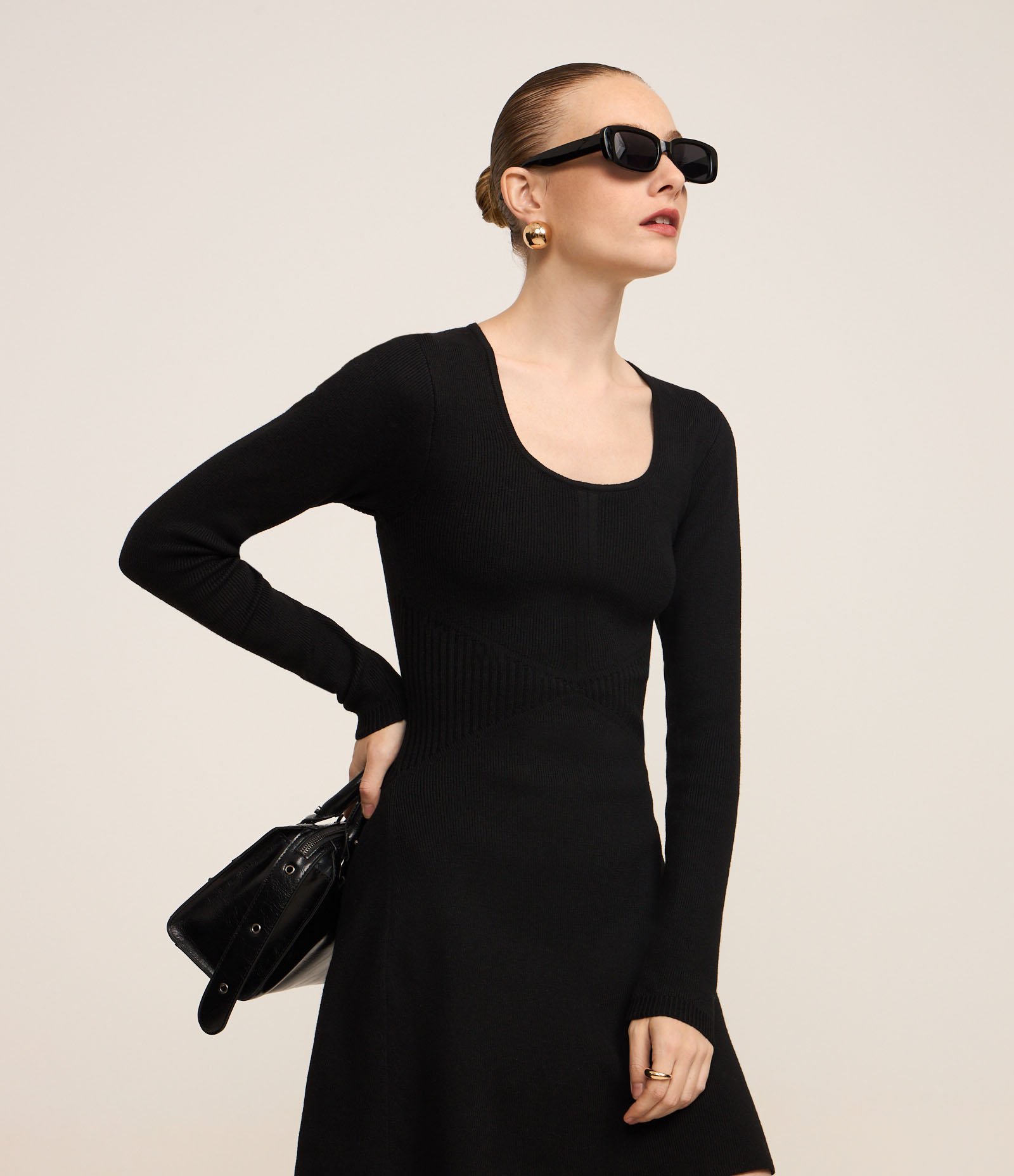 Vestido Curto em Tricô Canelado com Decote Quadrado Preto 2