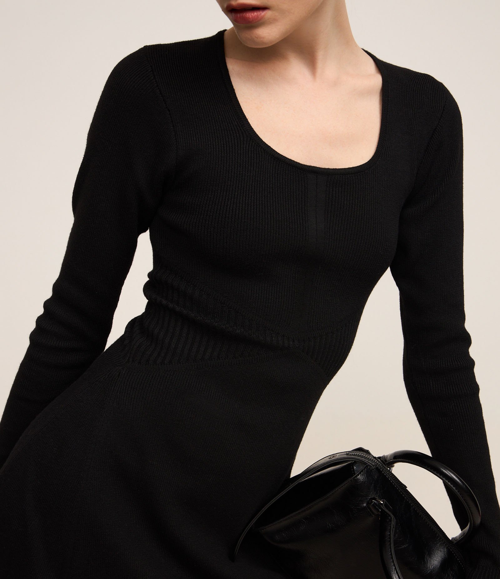 Vestido Curto em Tricô Canelado com Decote Quadrado Preto 3