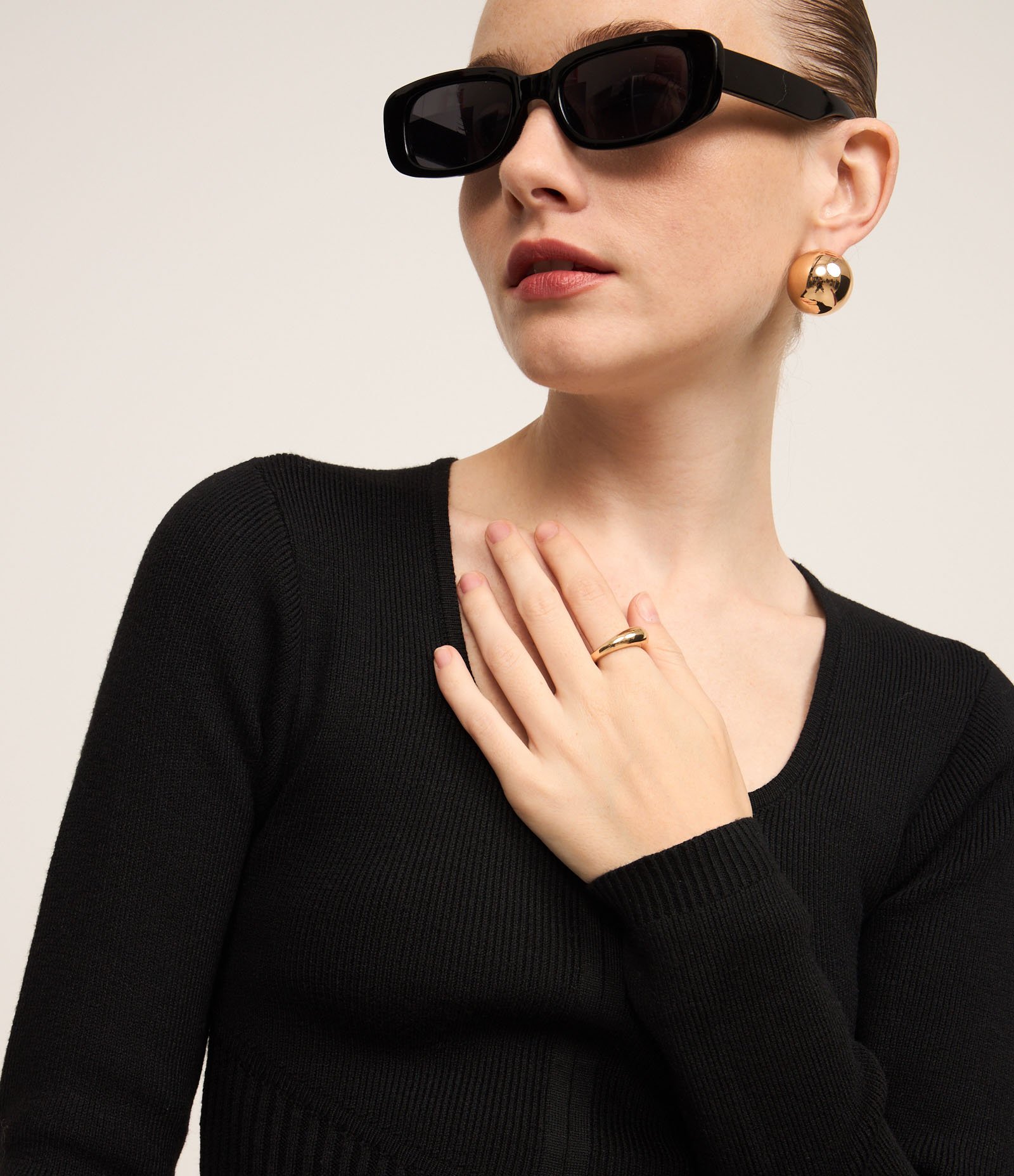 Vestido Curto em Tricô Canelado com Decote Quadrado Preto 4