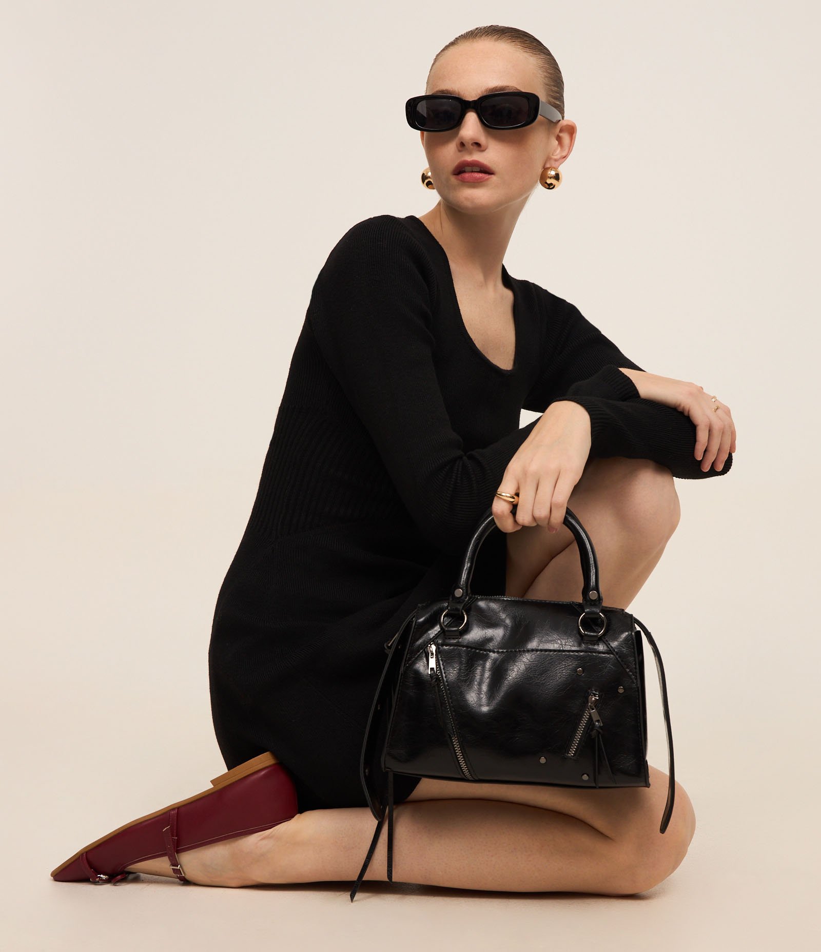 Vestido Curto em Tricô Canelado com Decote Quadrado Preto 5