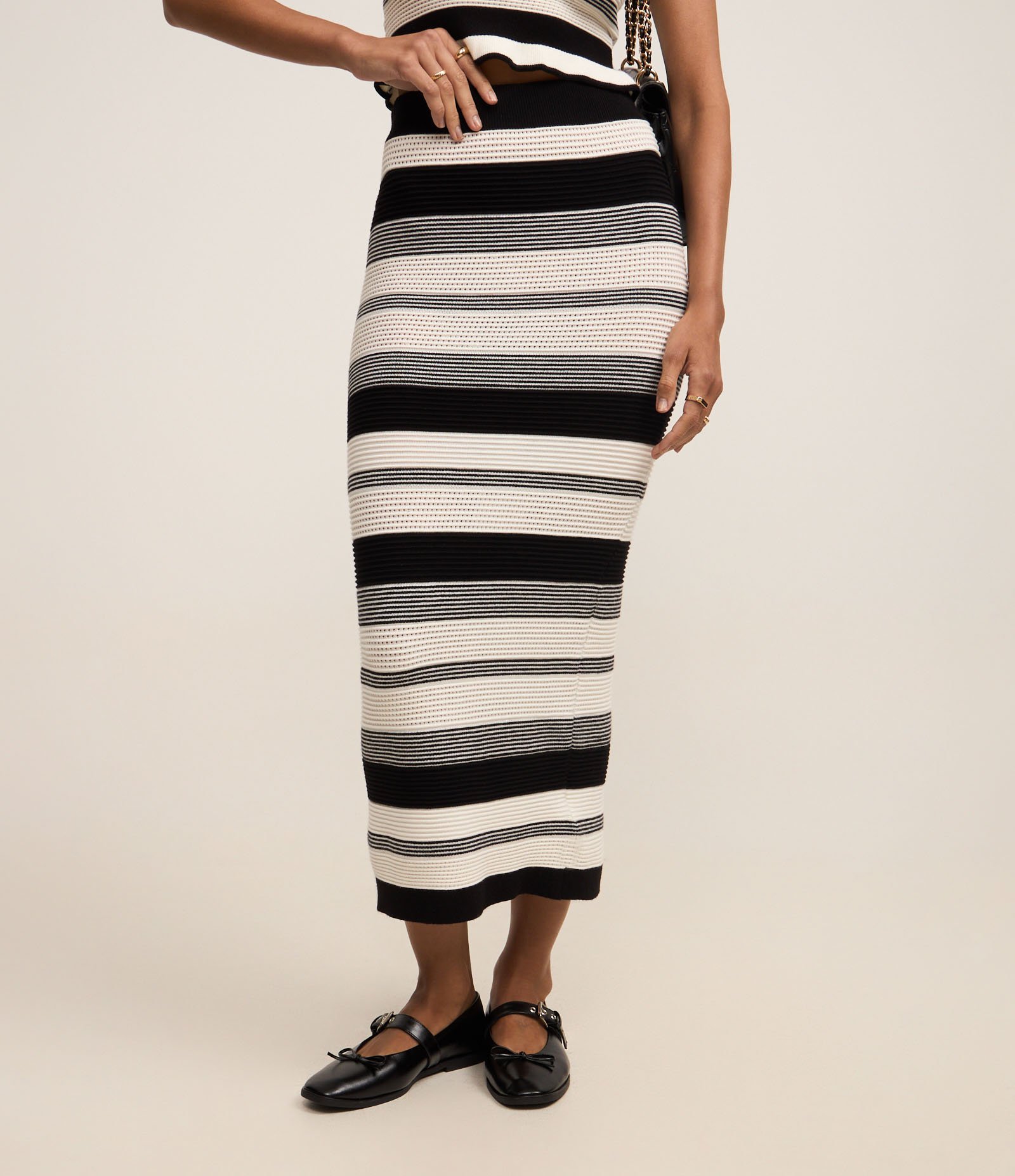 Saia Reta New Midi Cintura Alta em Tricô Listrado Preto 3