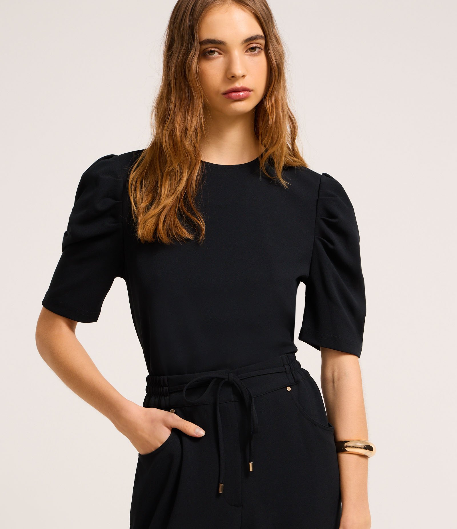 Blusa em Crepe com Manga Bufante e Fechamento nas Costas Preto 1