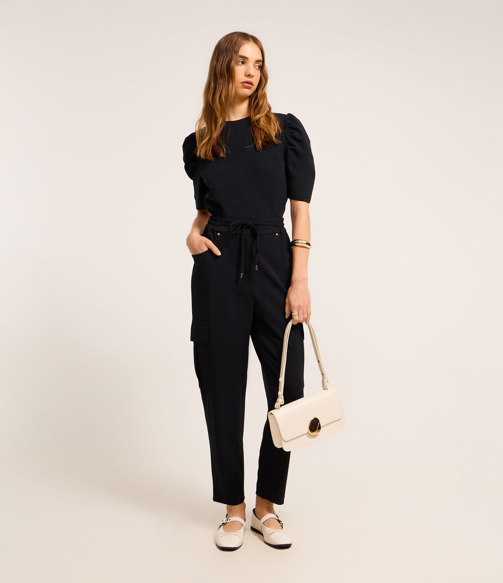 Blusa em Crepe com Manga Bufante e Fechamento nas Costas Preto 2