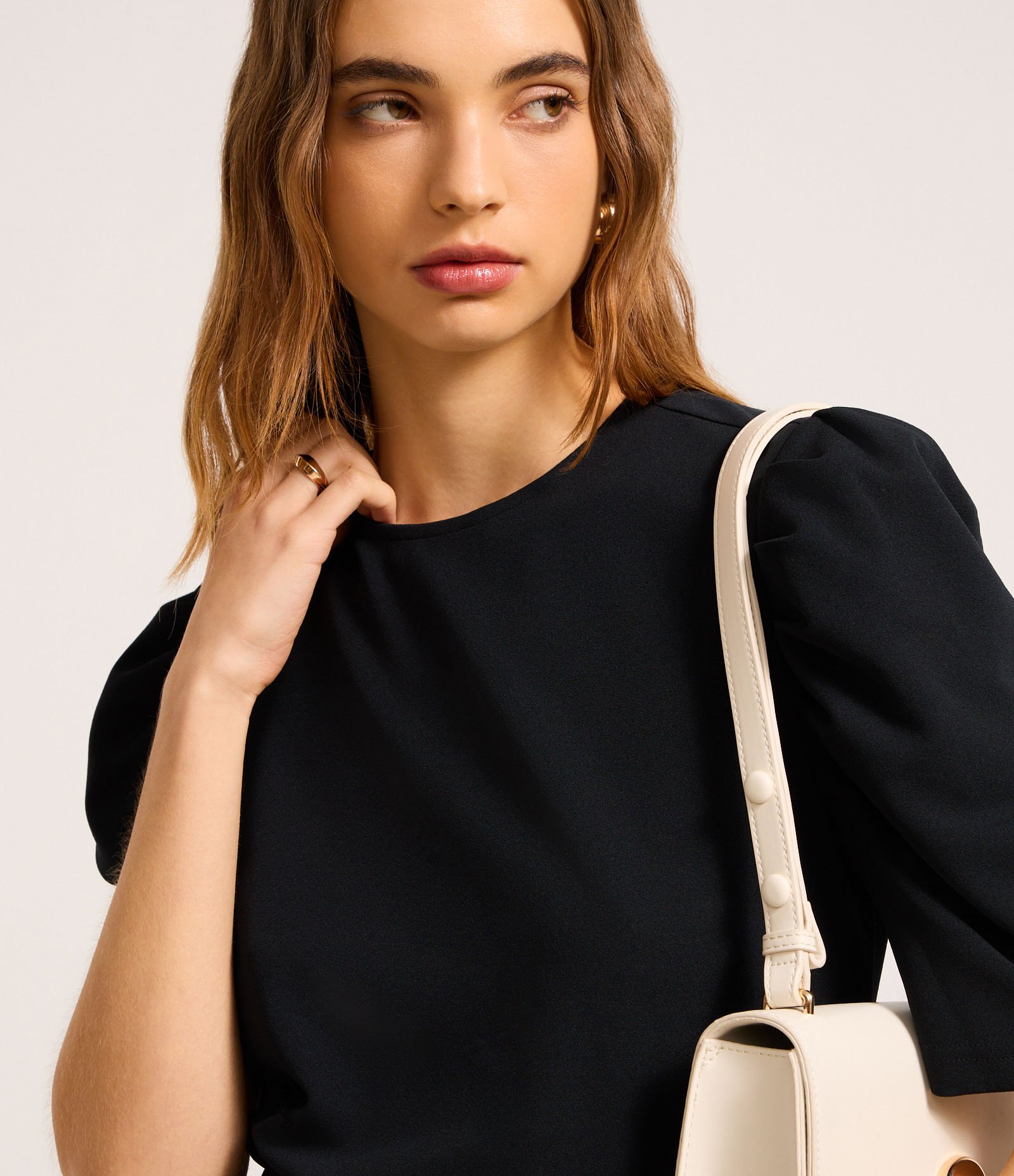 Blusa em Crepe com Manga Bufante e Fechamento nas Costas Preto 3