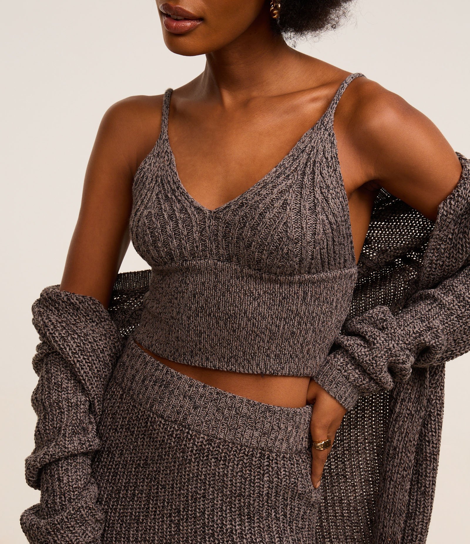 Blusa Cropped em Tricô com Fio Metalizado e Alça Regulável Cinza 4