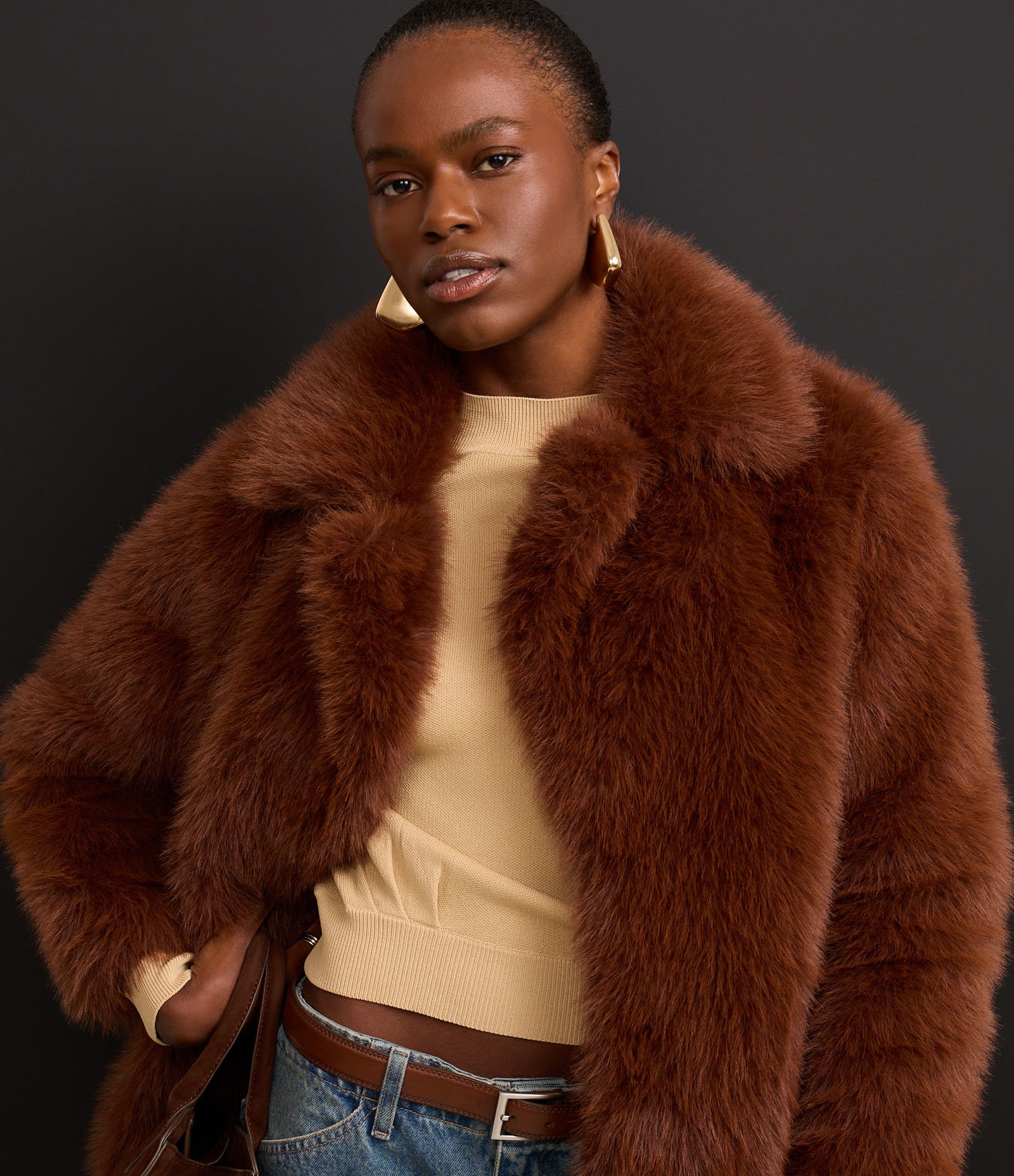 Blusa em Tricô com Cava Deslocada e Pregas na Barra Bege 7