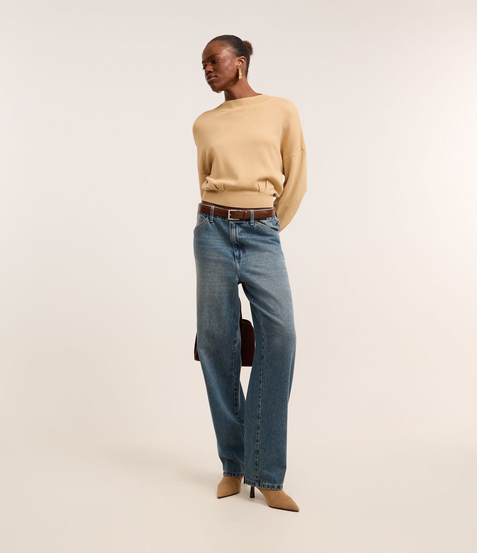 Blusa em Tricô com Cava Deslocada e Pregas na Barra Bege 2