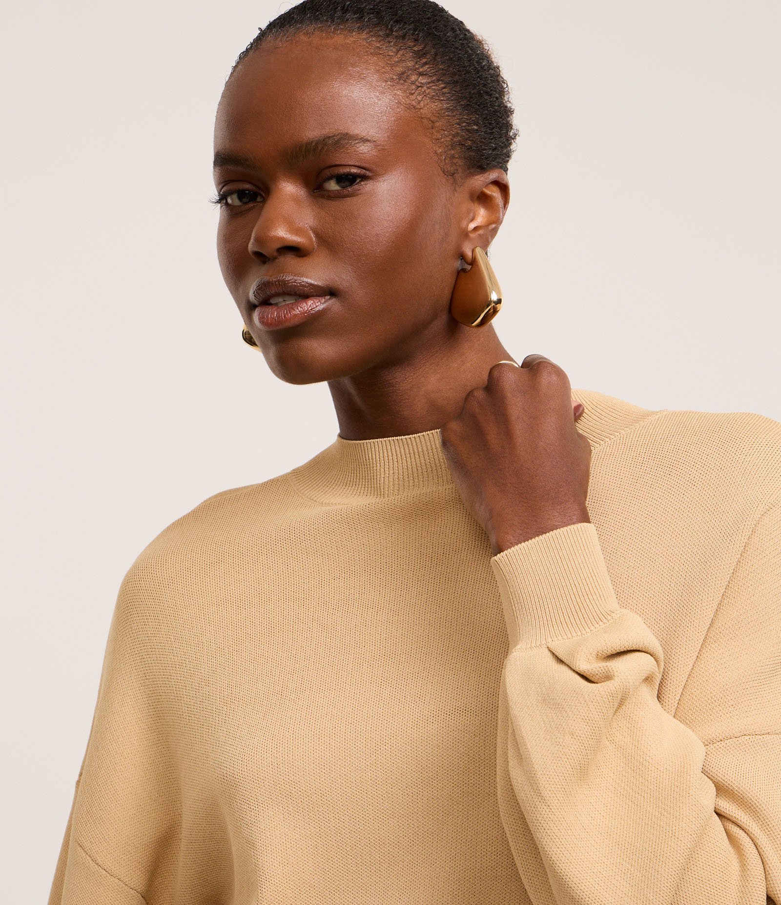 Blusa em Tricô com Cava Deslocada e Pregas na Barra Bege 3