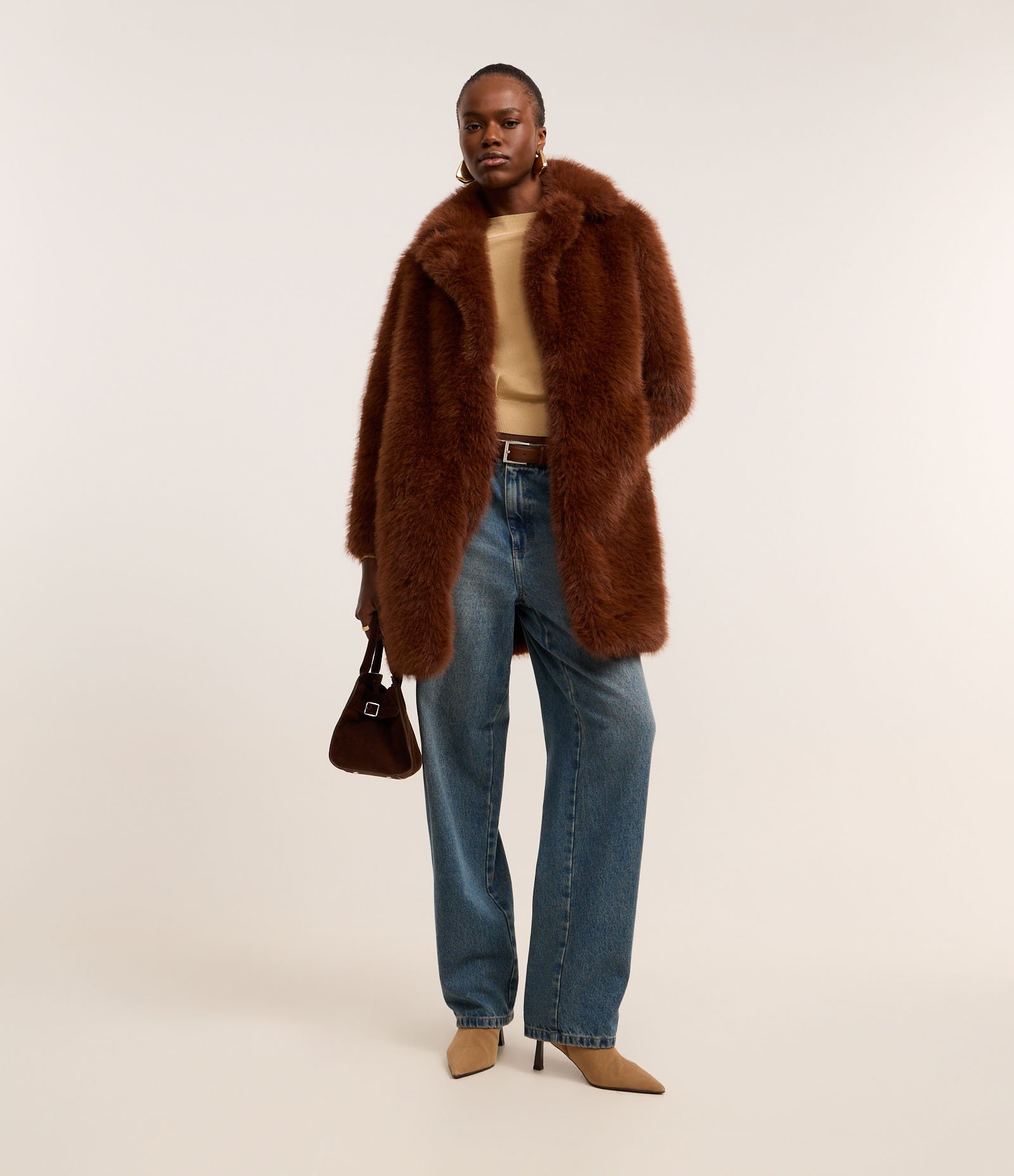 Blusa em Tricô com Cava Deslocada e Pregas na Barra Bege 4