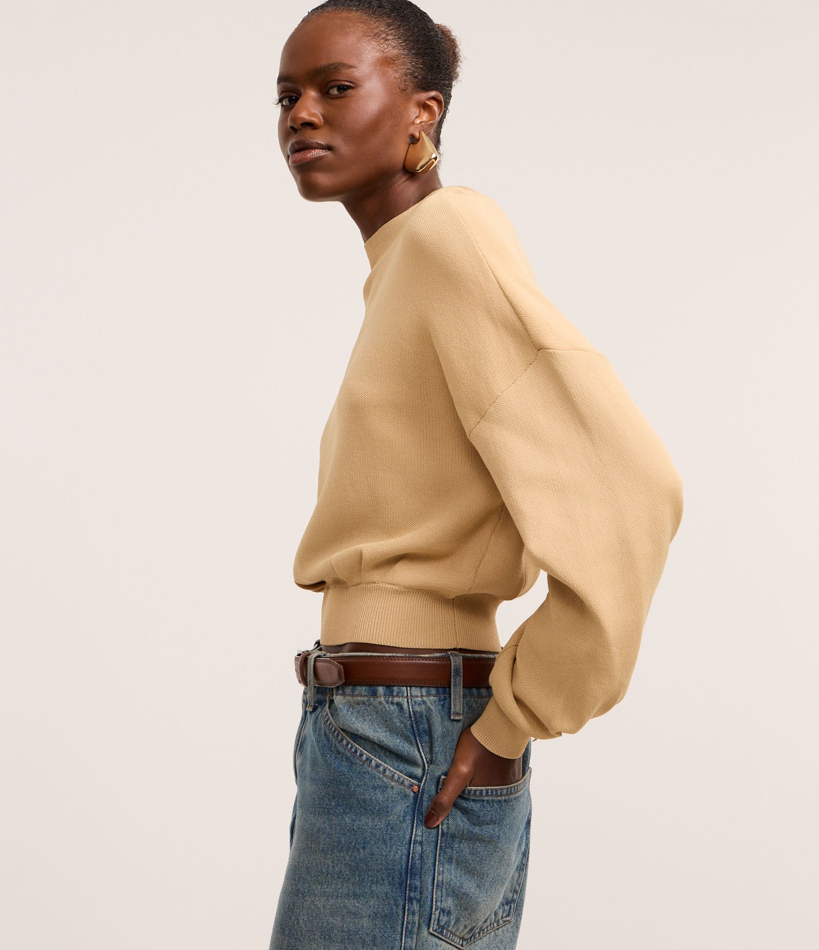 Blusa em Tricô com Cava Deslocada e Pregas na Barra Bege 5