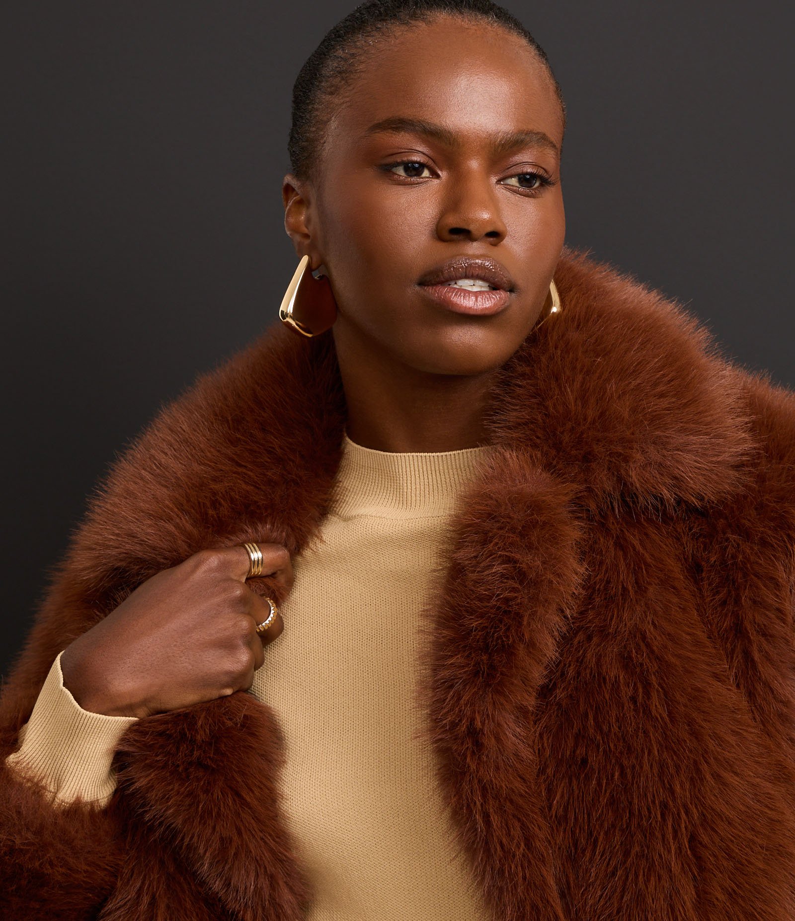 Blusa em Tricô com Cava Deslocada e Pregas na Barra Bege 6