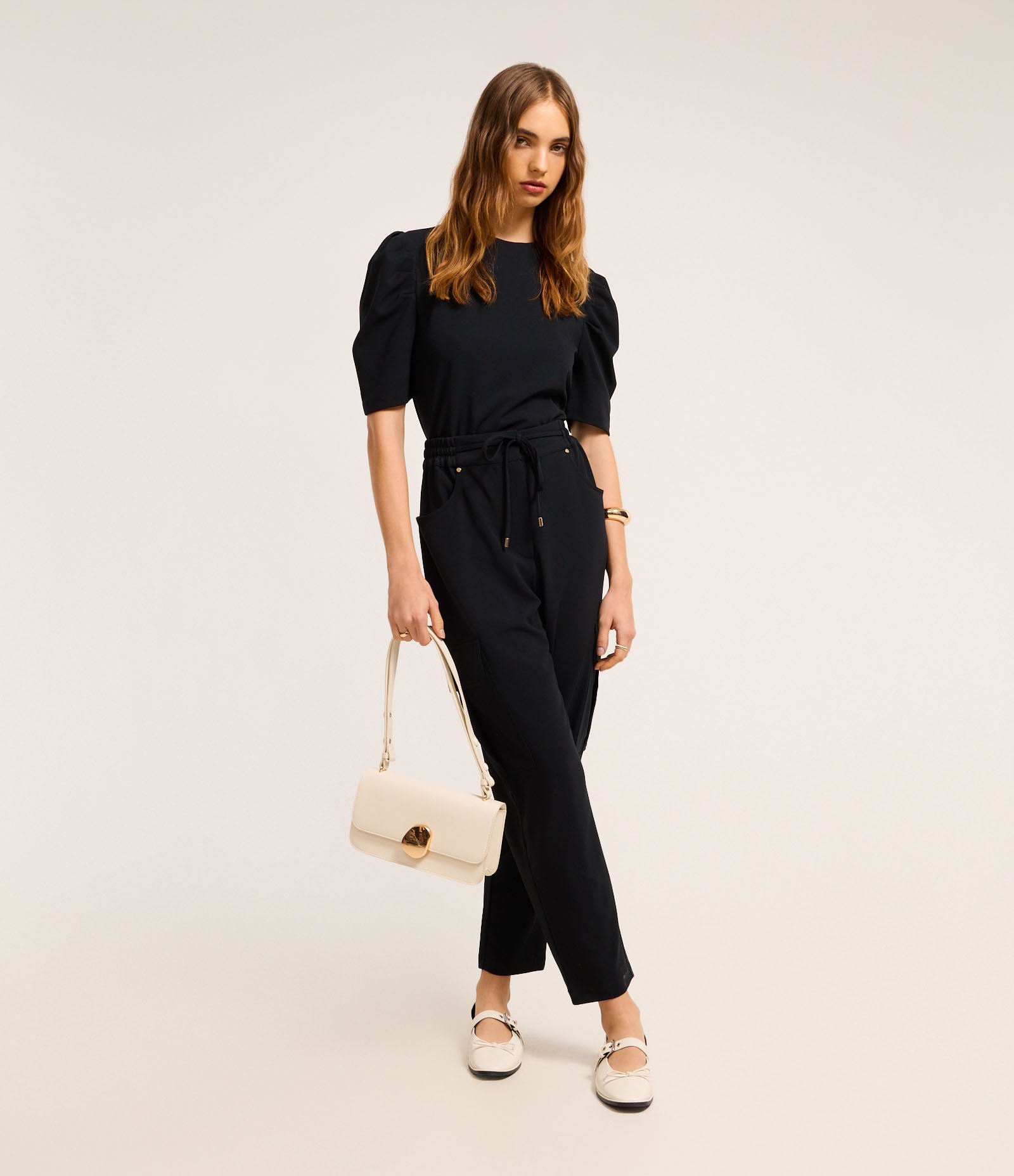 Calça Cenoura Cintura Alta em Crepe com Bolsos Cargos Preto 1