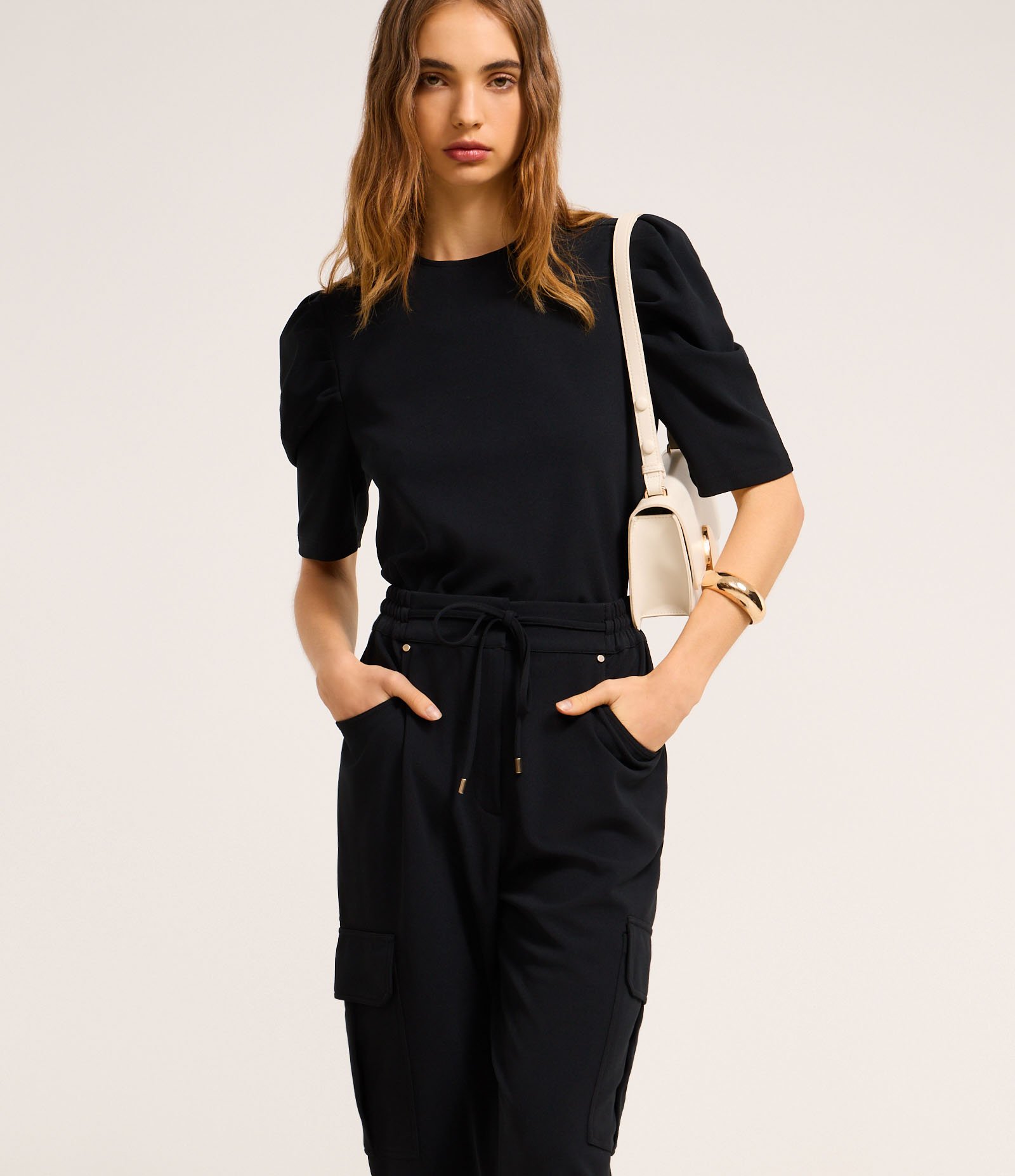 Calça Cenoura Cintura Alta em Crepe com Bolsos Cargos Preto 2