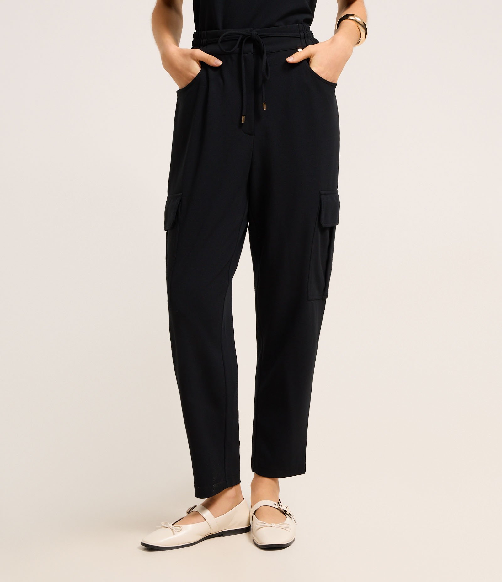 Calça Cenoura Cintura Alta em Crepe com Bolsos Cargos Preto 3