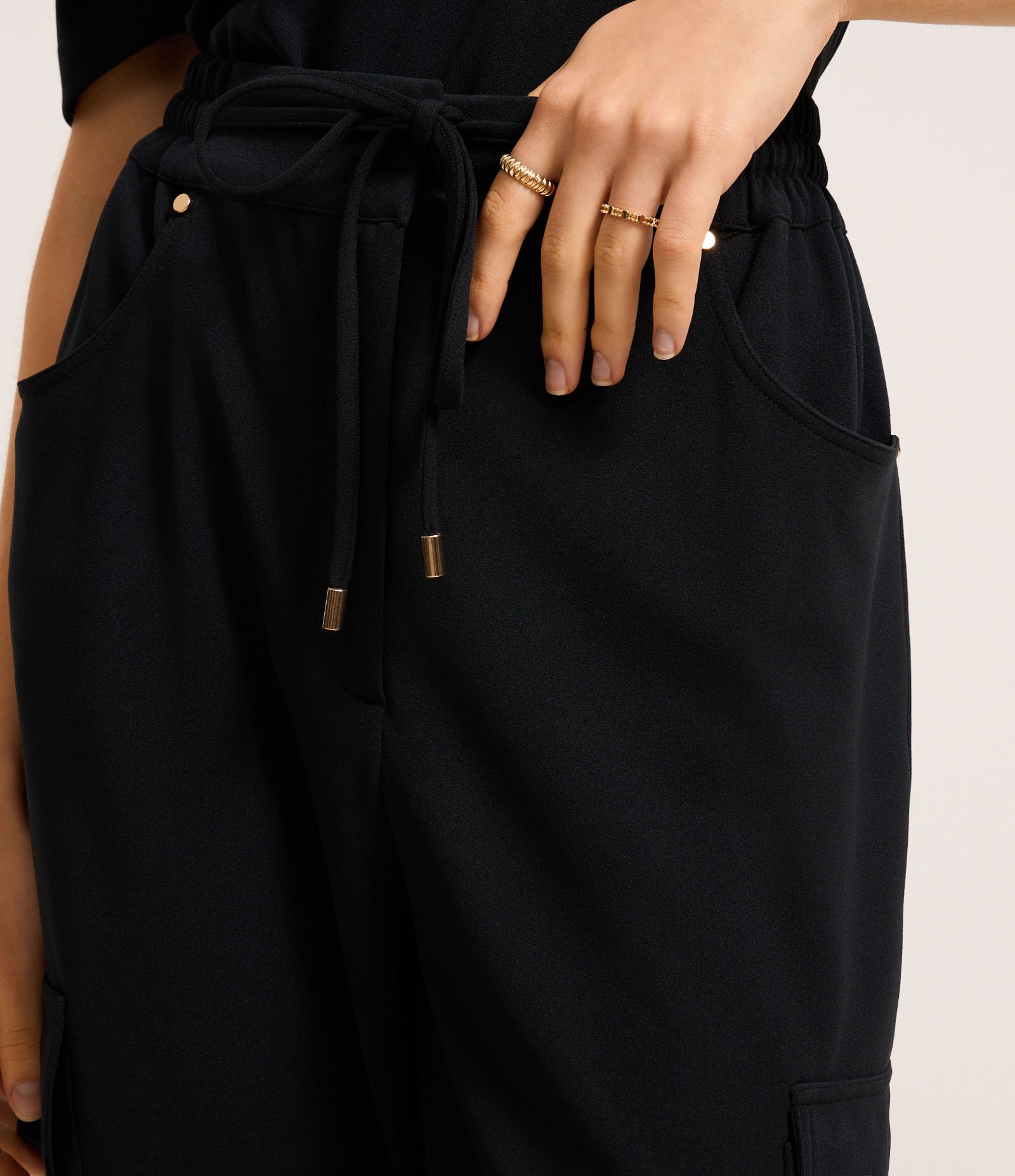 Calça Cenoura Cintura Alta em Crepe com Bolsos Cargos Preto 4