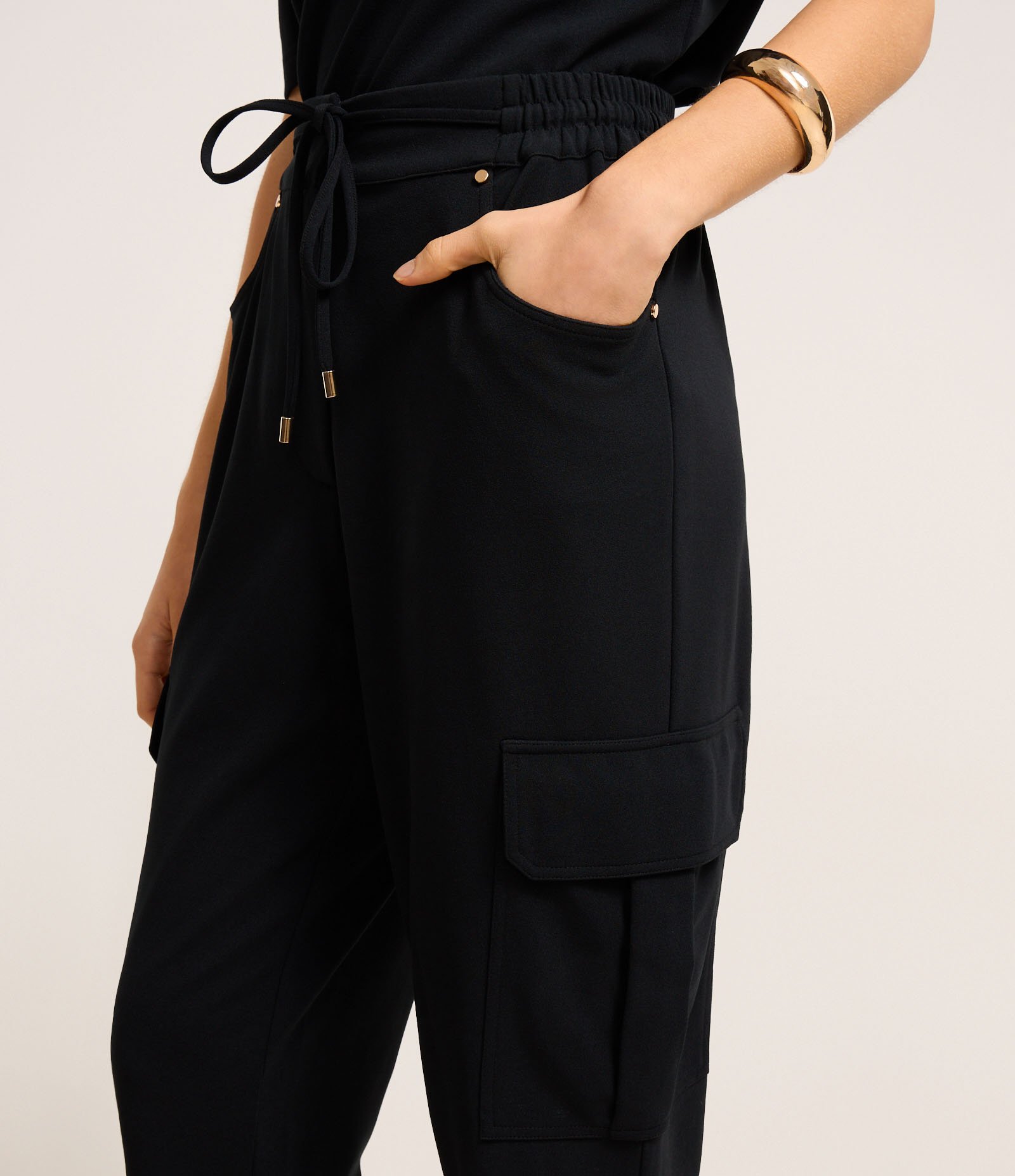 Calça Cenoura Cintura Alta em Crepe com Bolsos Cargos Preto 5